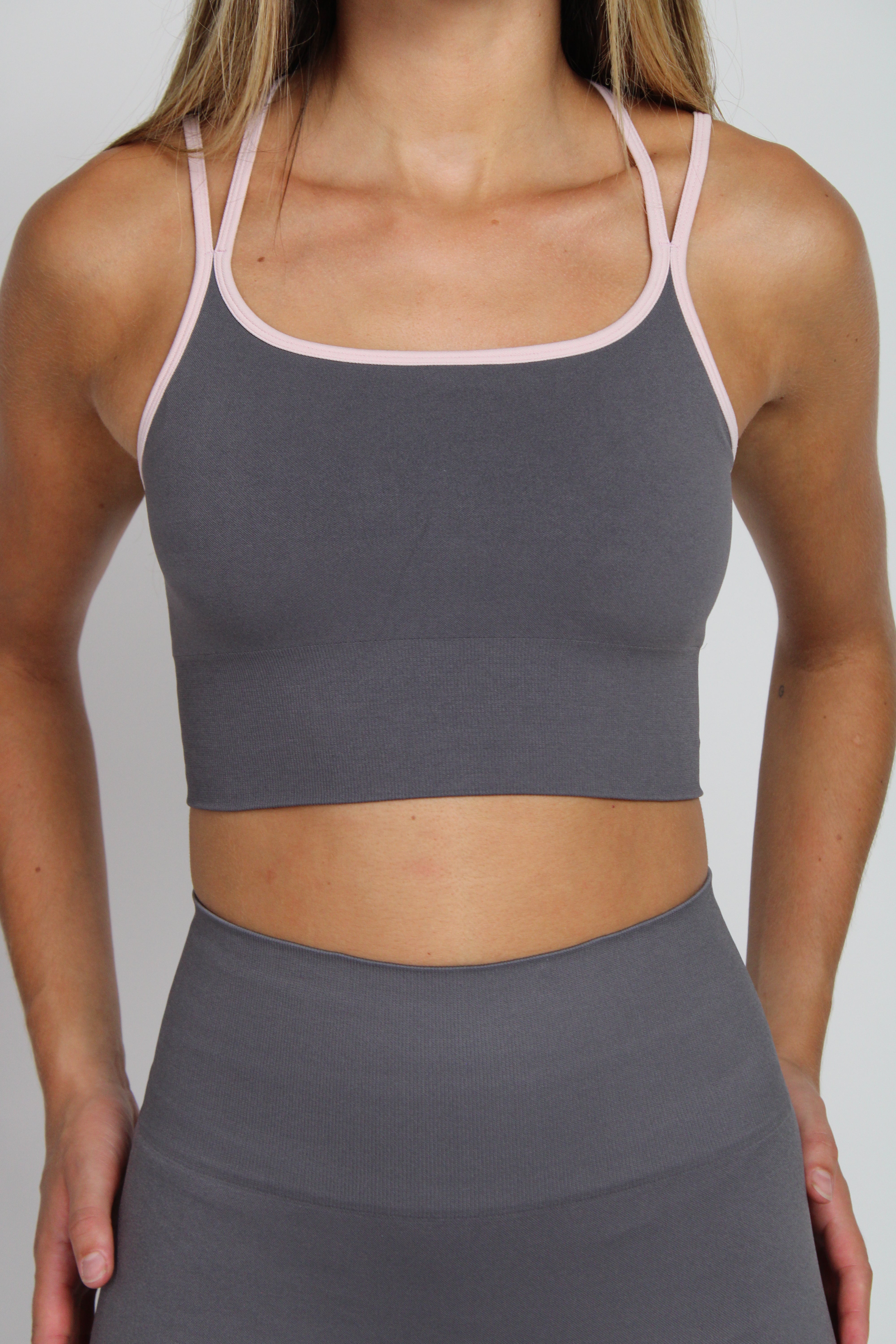 Sujetador deportivo Aisha gris para mujer – detalle – Etereo House