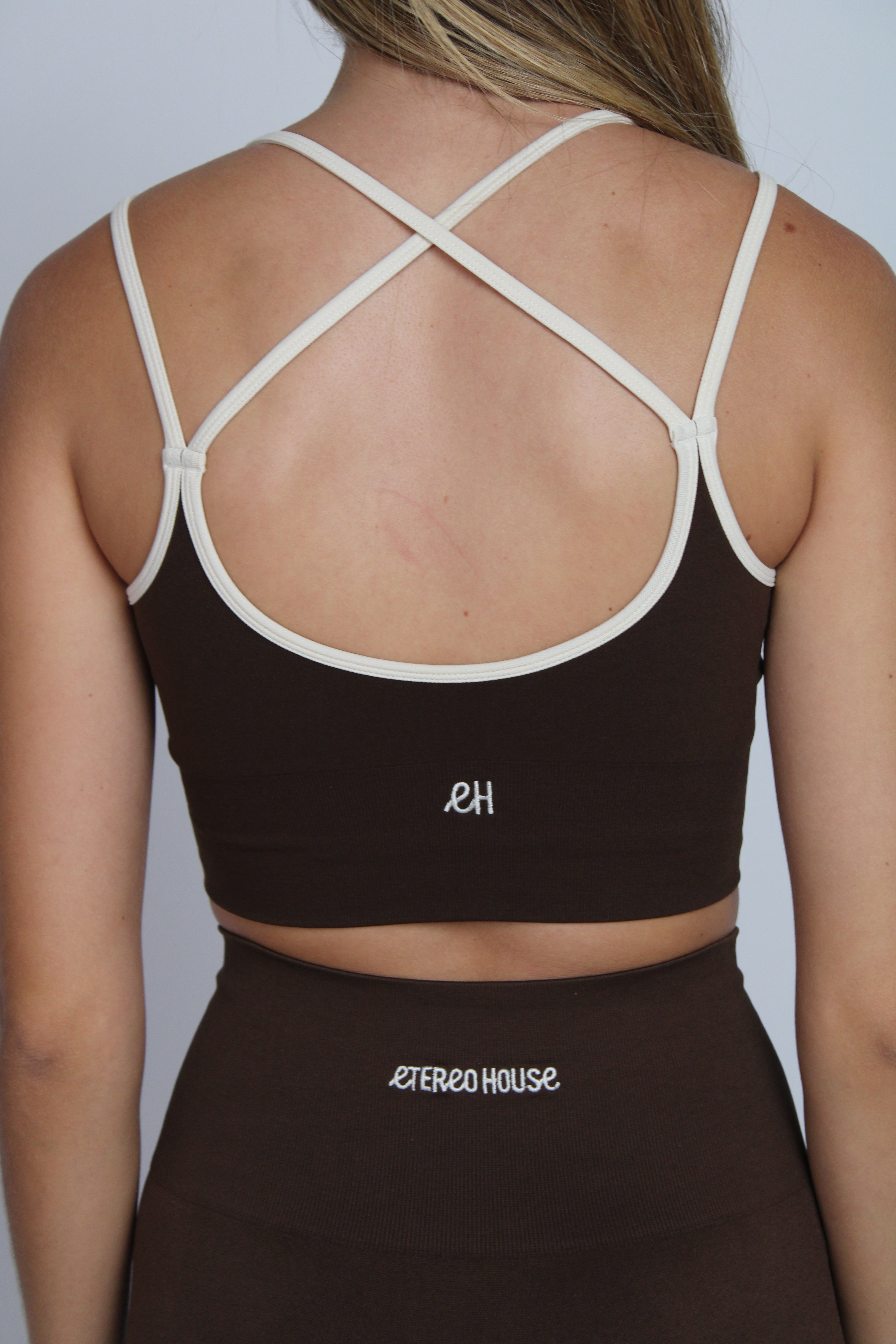 Sujetador deportivo Aisha marrón para mujer – espalda – Etereo House