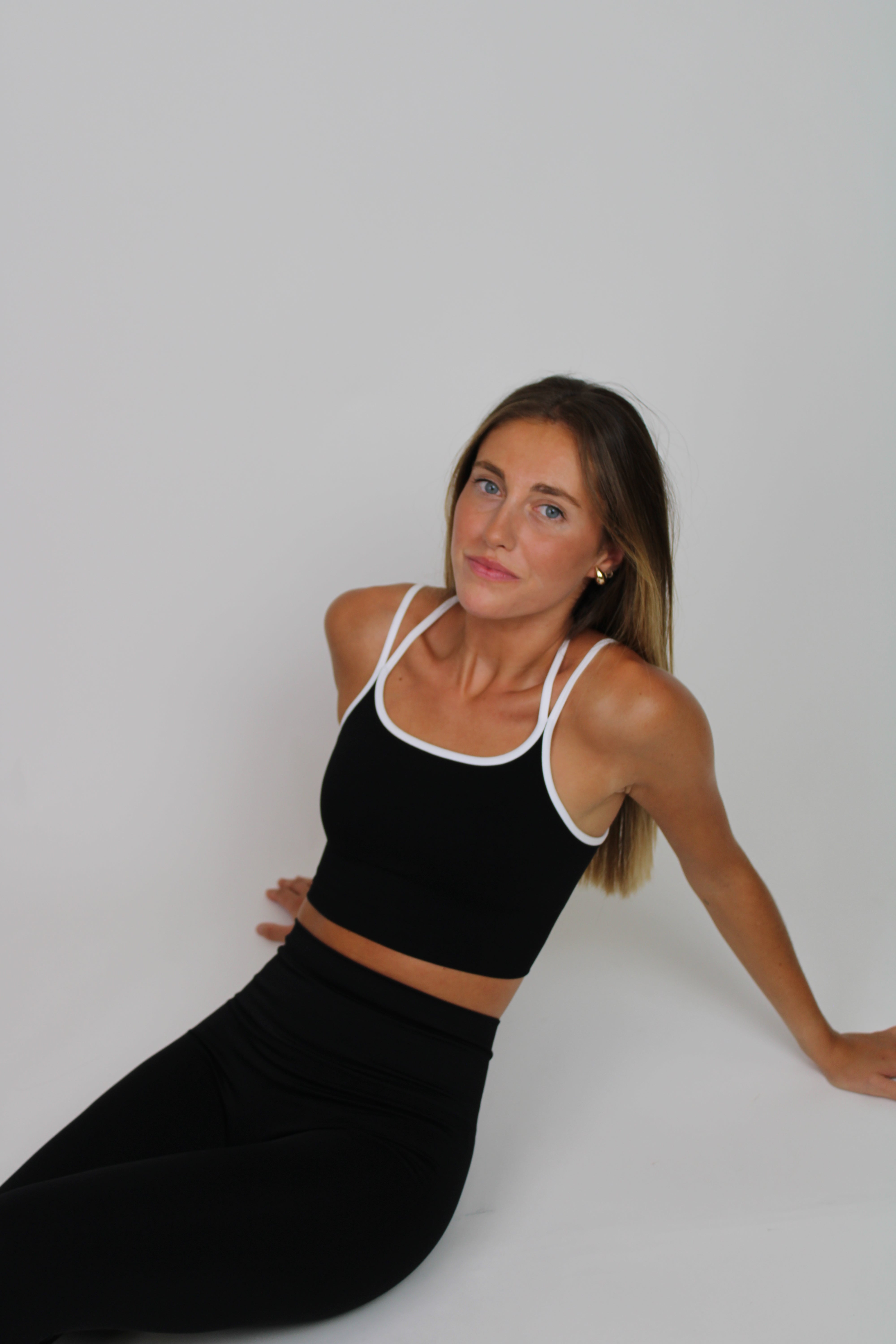 Sujetador deportivo Aisha negro para mujer – vista frontal – Etereo House