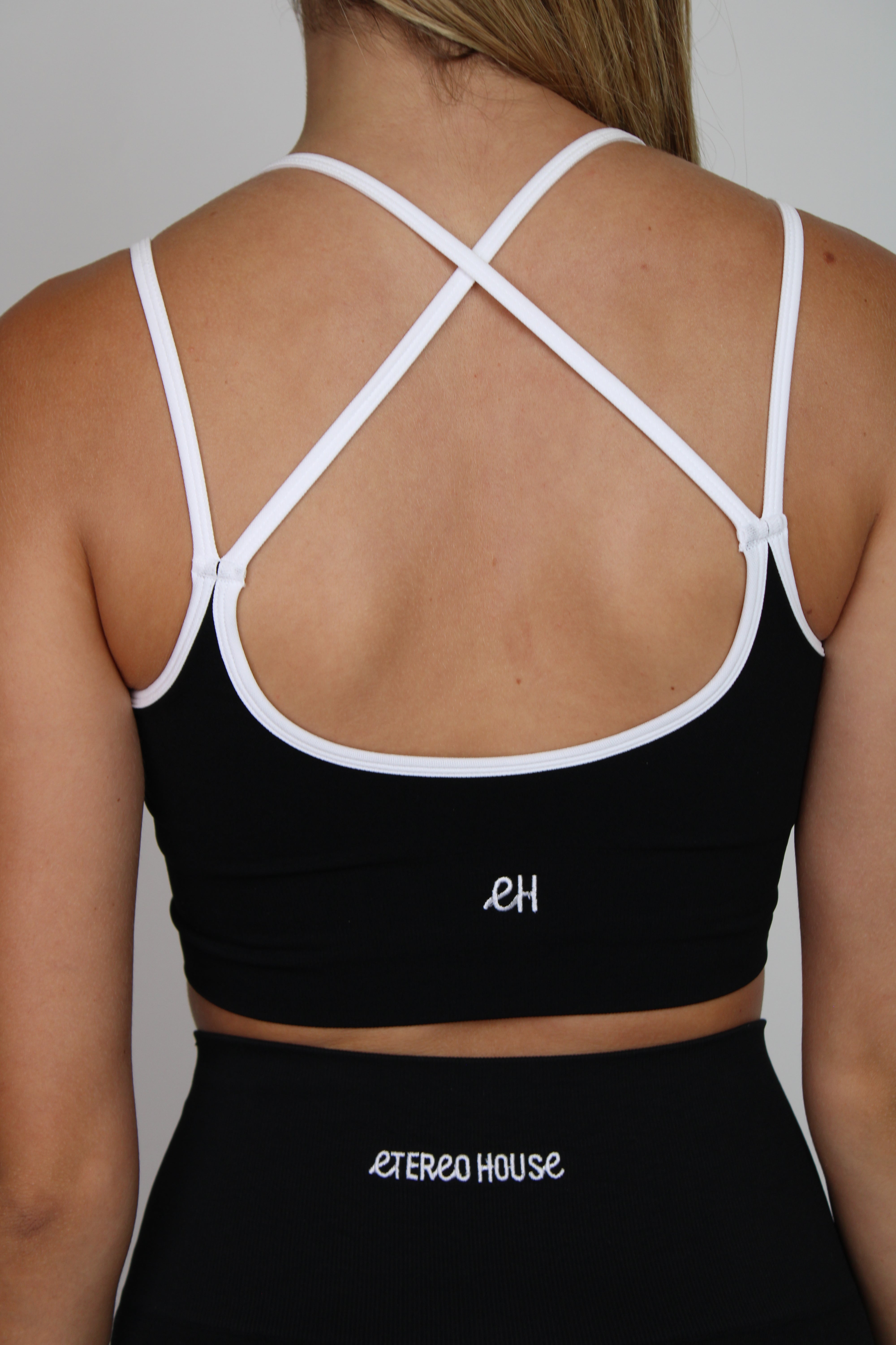 Sujetador deportivo Aisha negro para mujer – espalda – Etereo House