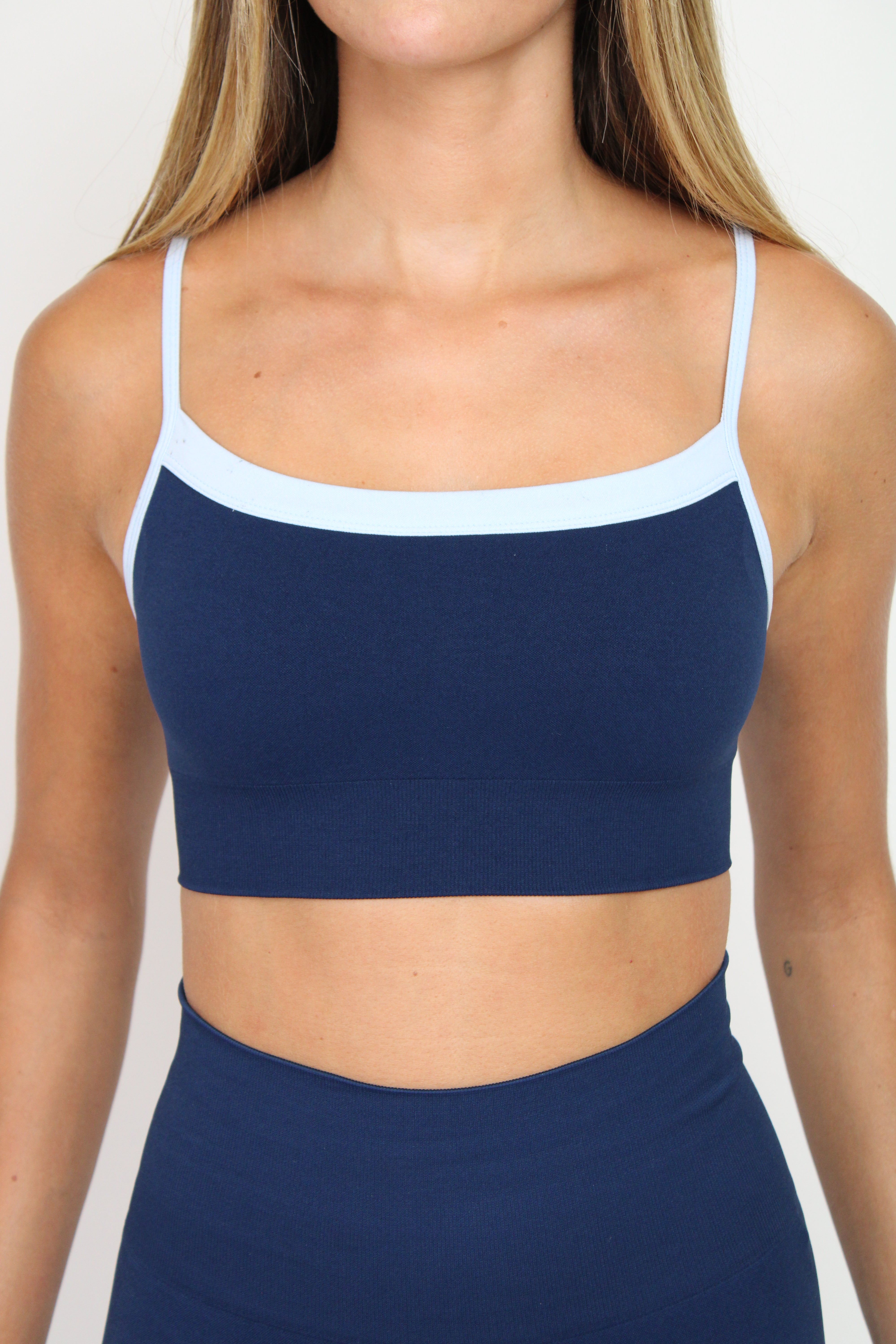 Sujetador deportivo Lina azul para mujer – puesto – Etereo House