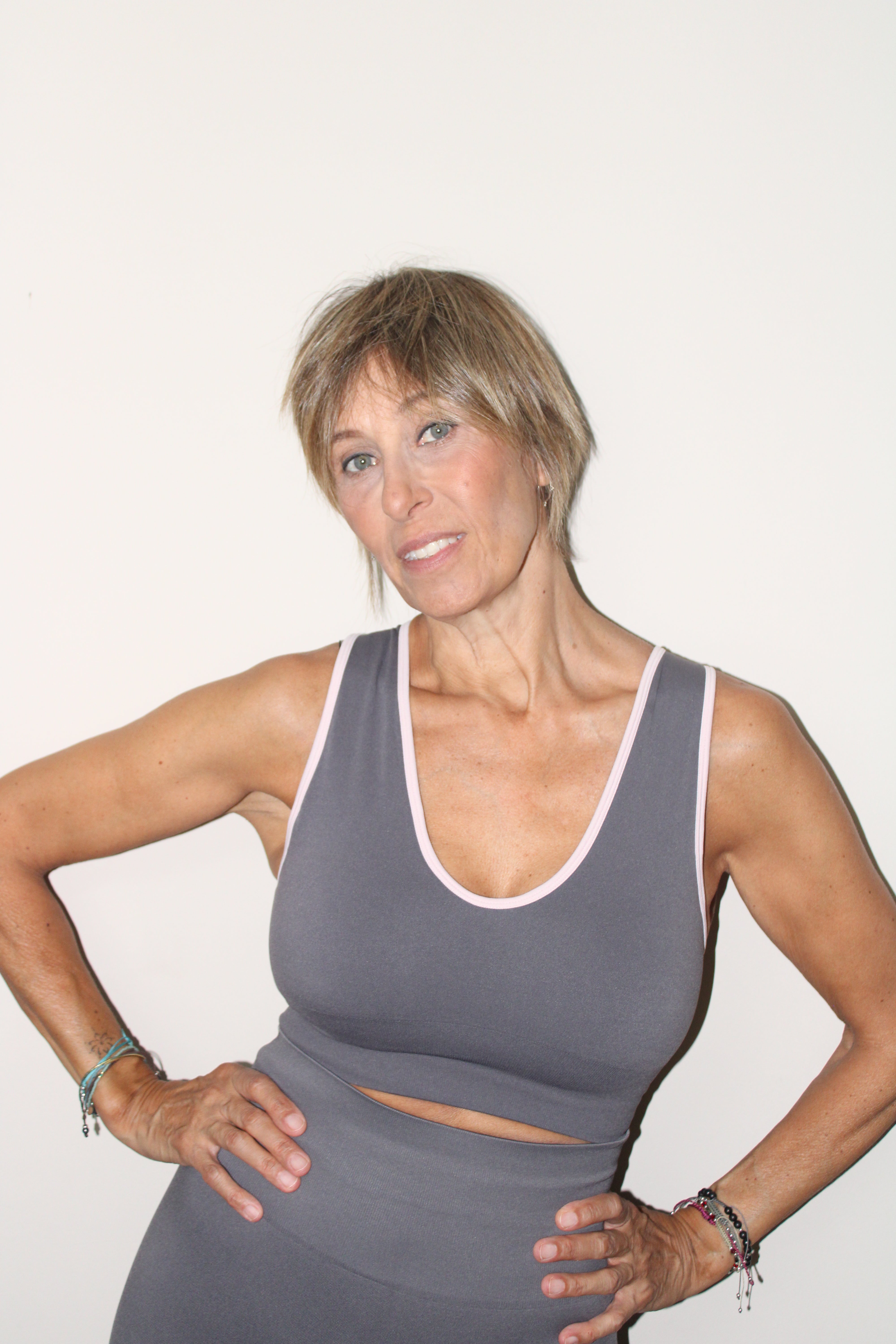 Sujetador deportivo Nina gris para mujer – vista frontal – Etereo House