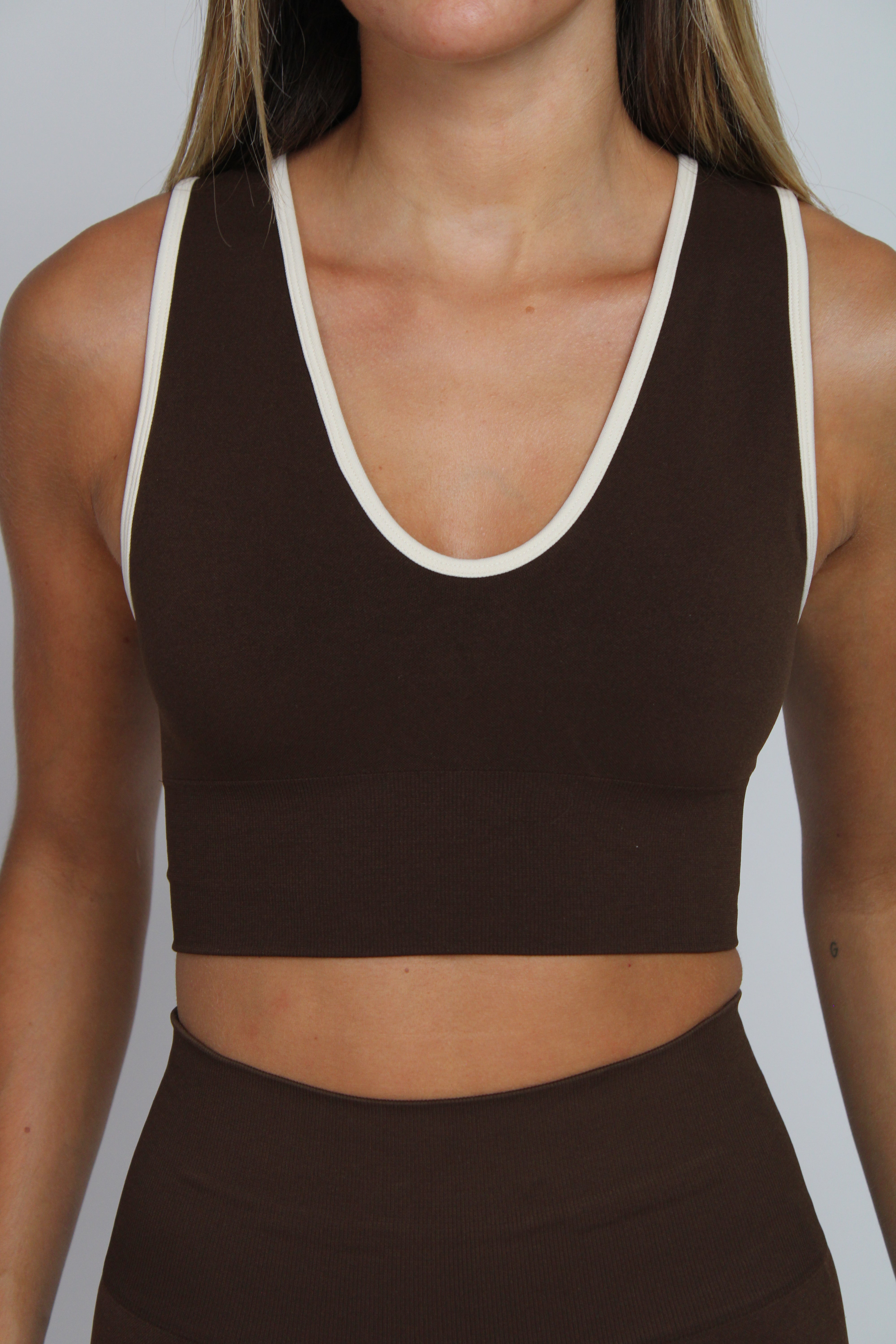 Sujetador deportivo Nina marrón para mujer – puesto – Etereo House