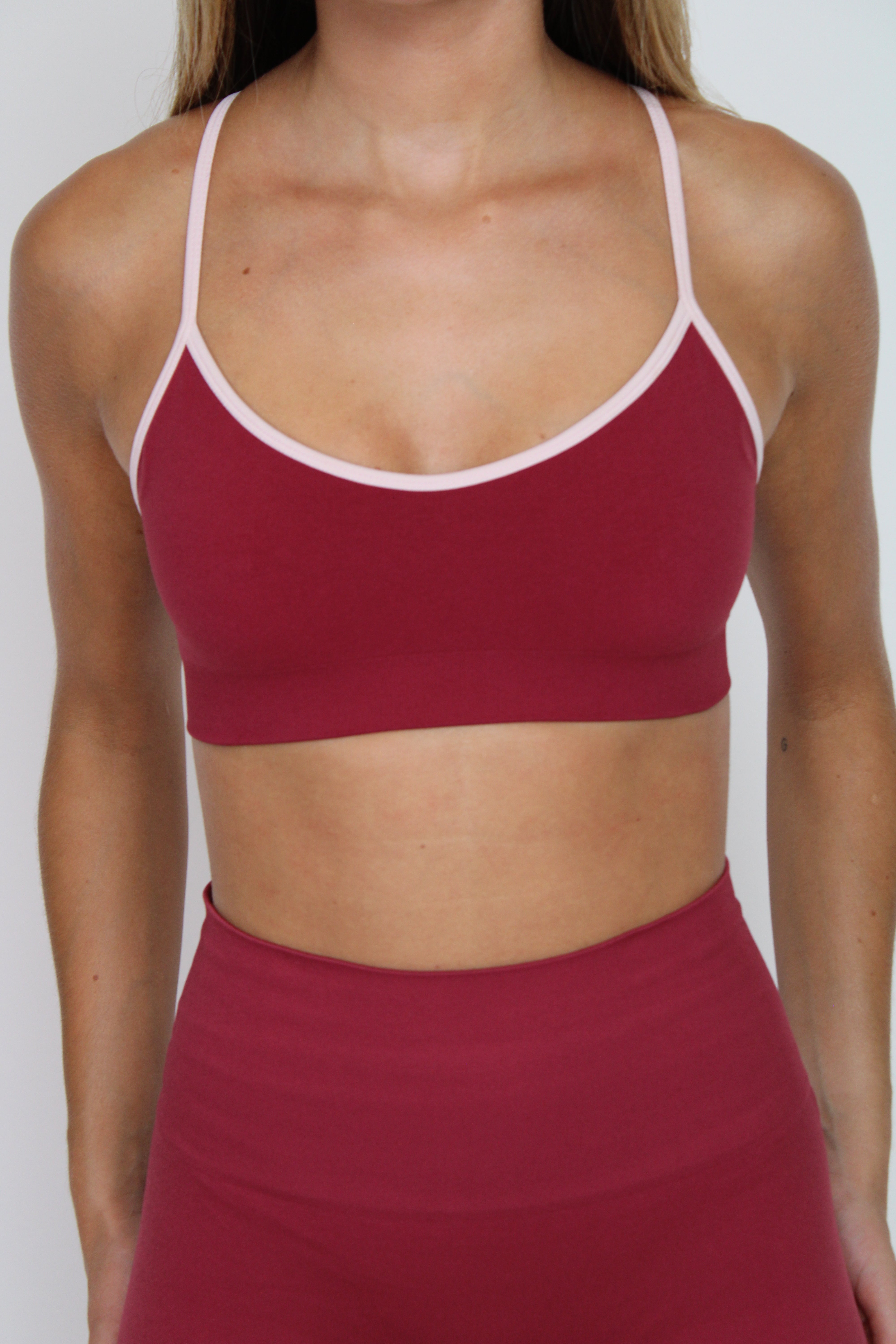 Sujetador deportivo Serena granate para mujer – puesto – Etereo House