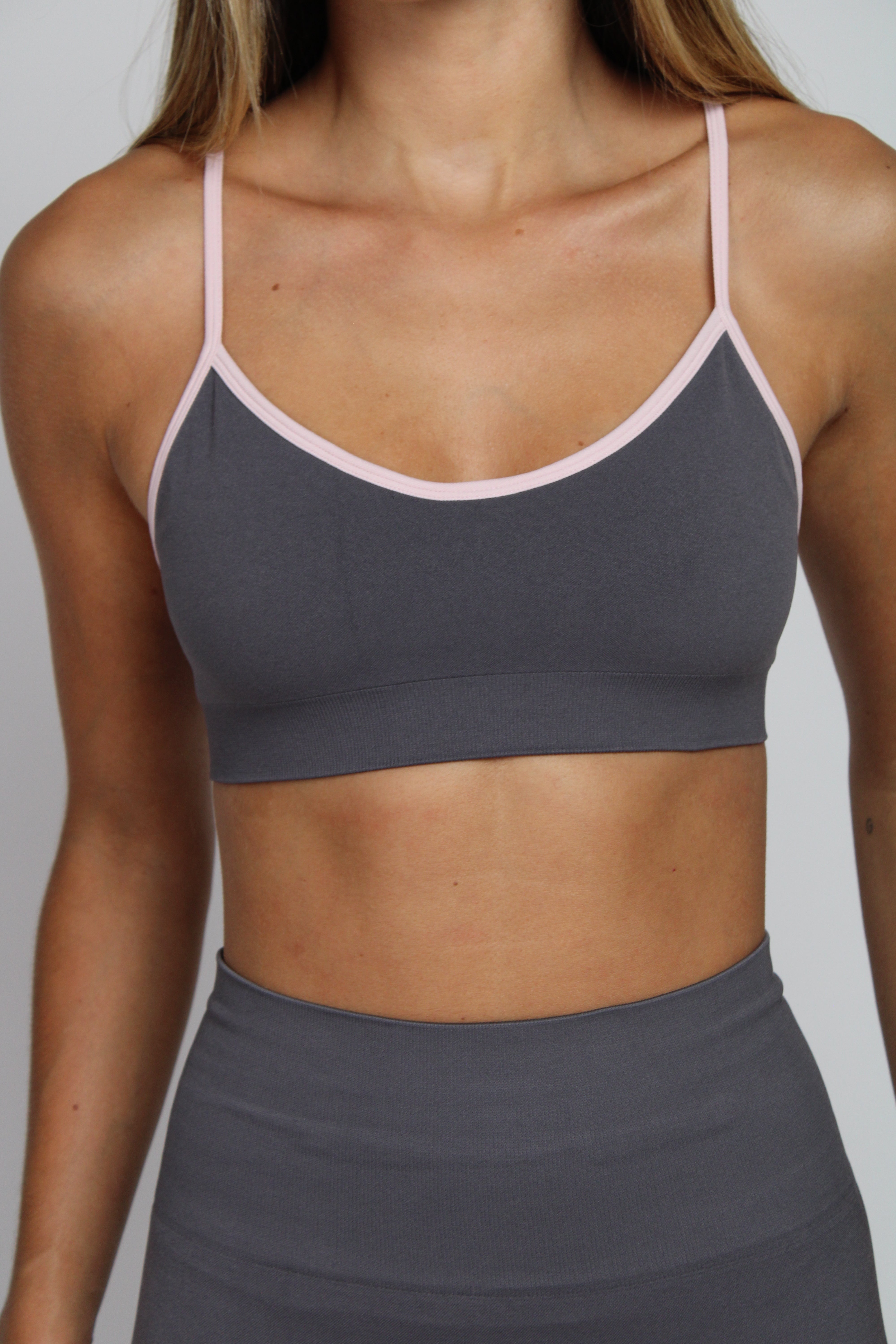 Sujetador deportivo Serena gris para mujer – puesto – Etereo House