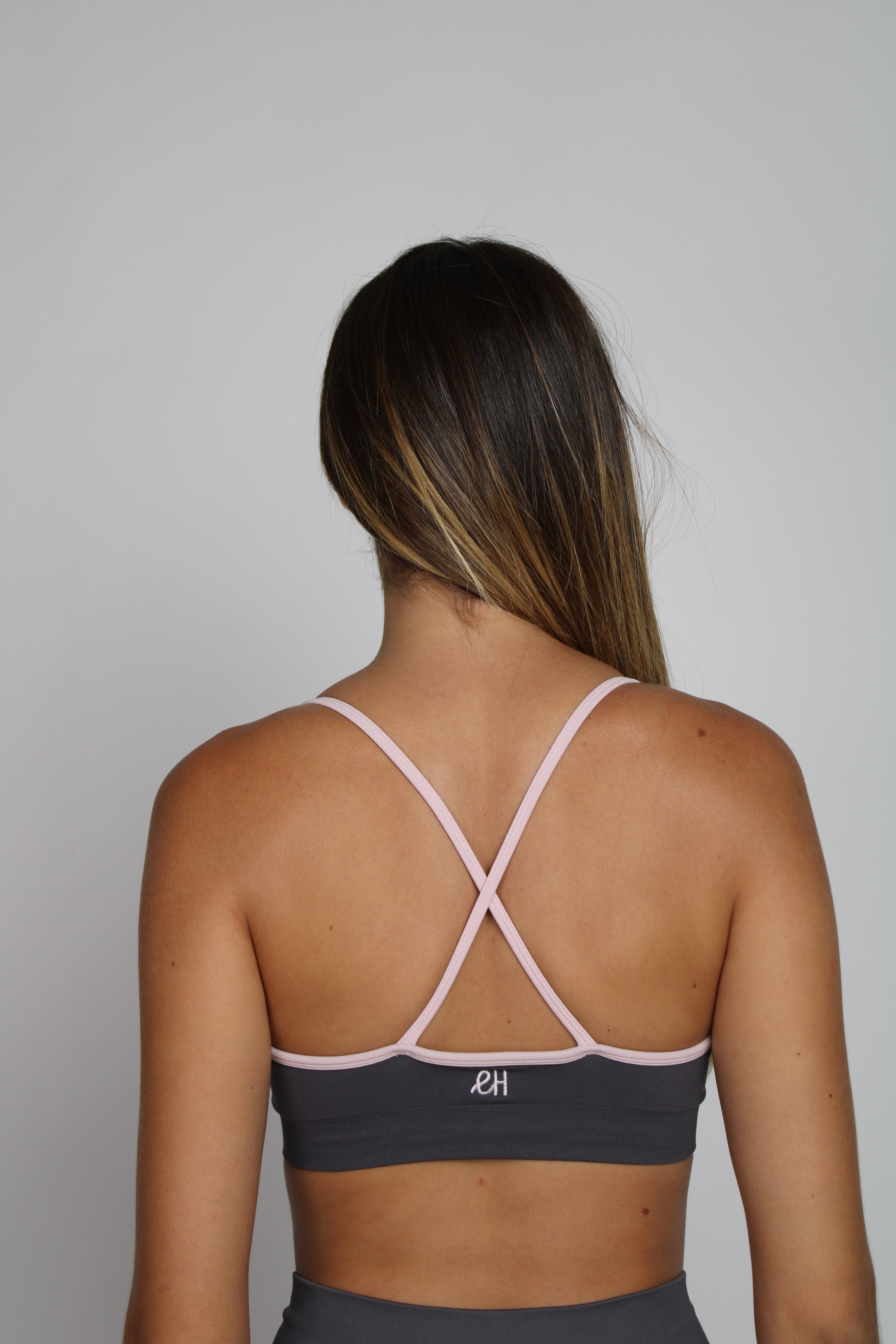 Sujetador deportivo Serena gris para mujer – espalda – Etereo House