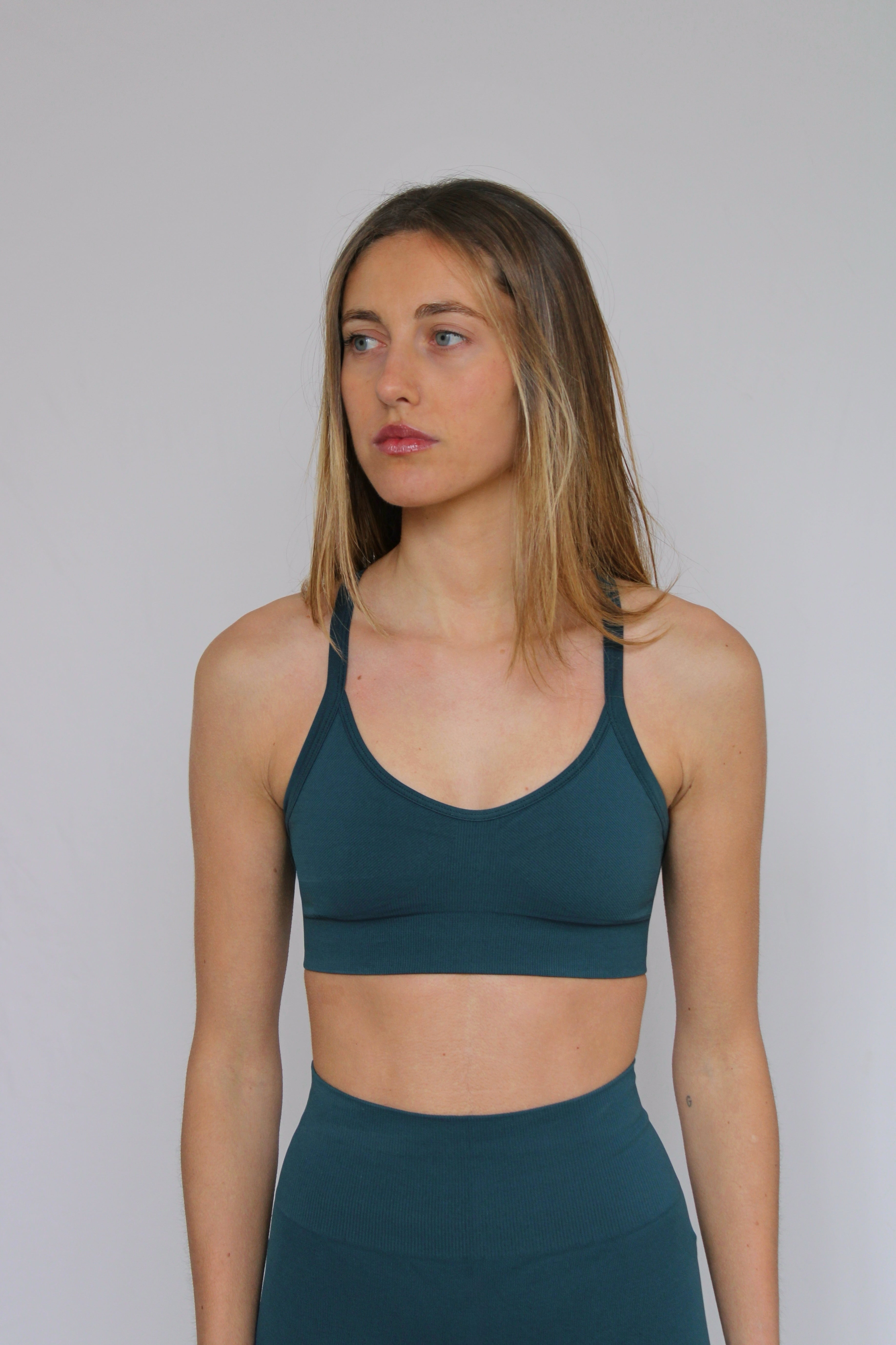 Sujetador deportivo Mia verde aguamar para mujer - vista delantera cerca - Etereo House
