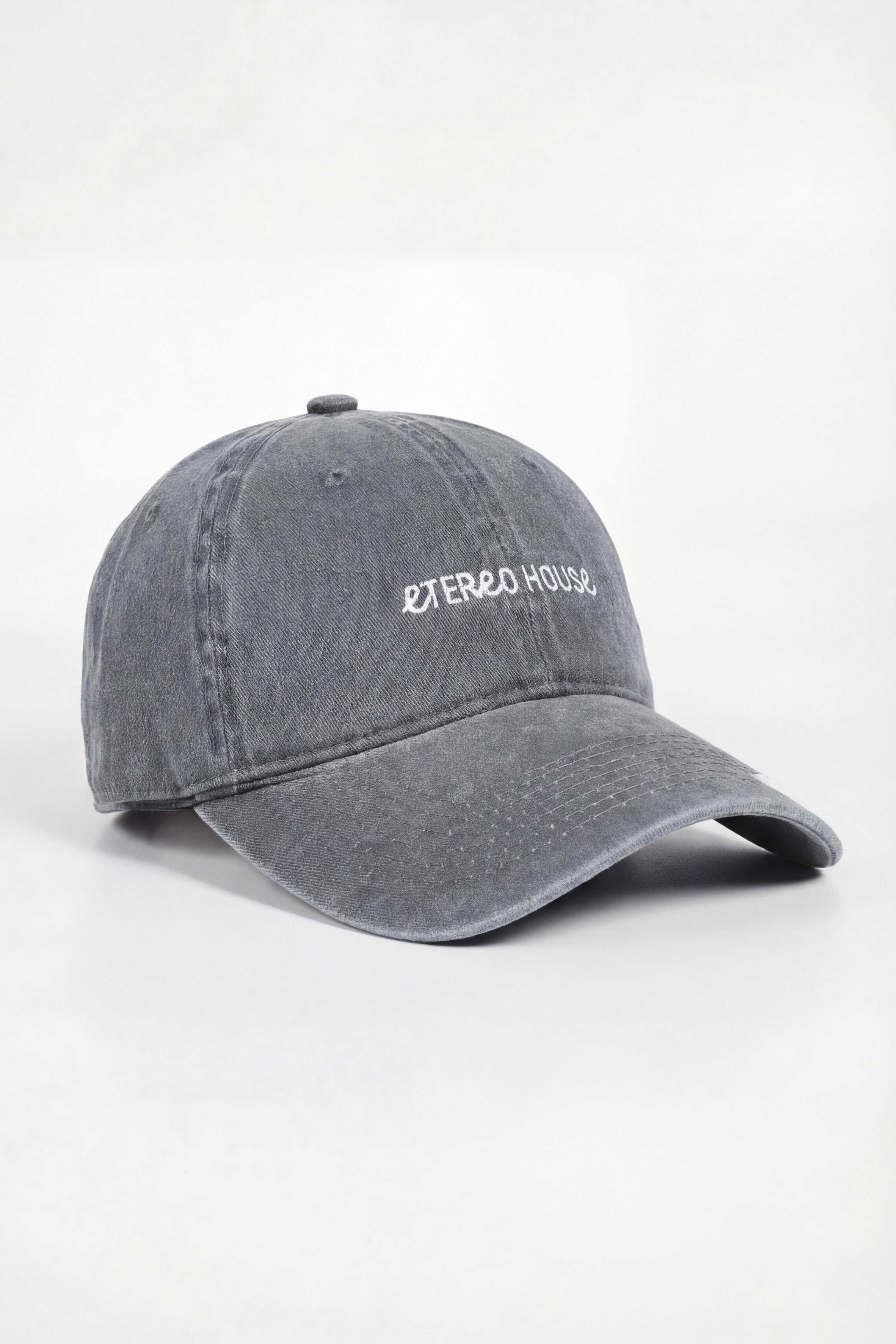 Gorra gris con bordado en blanco - producto vista frontal - Etereo House