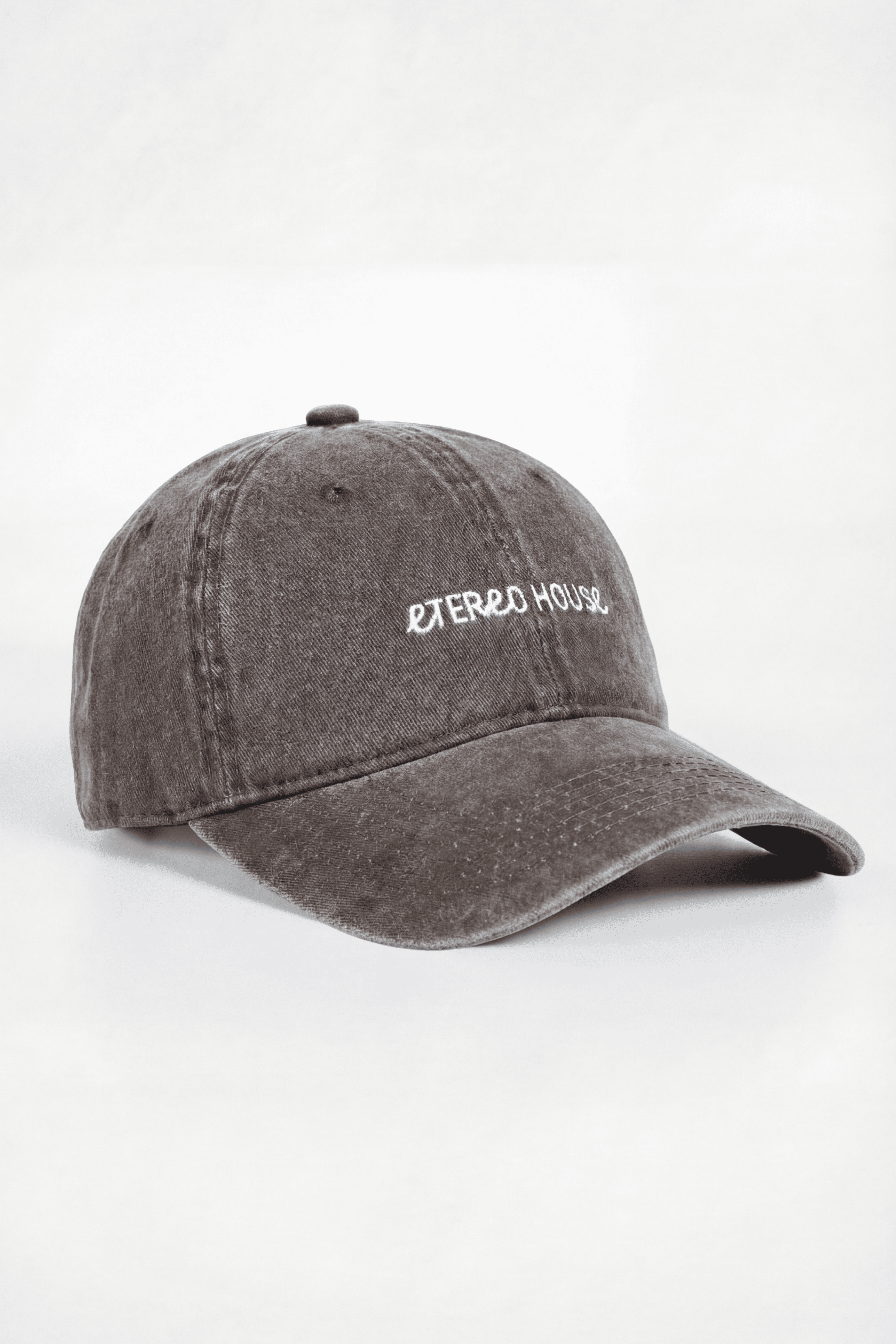 Gorra marrón con bordado en blanco - producto vista frontal - Etereo House
