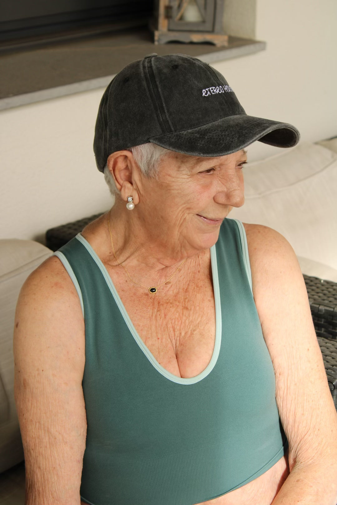 Gorra negra amb brodat en blanc - model persona gran - Etereo House