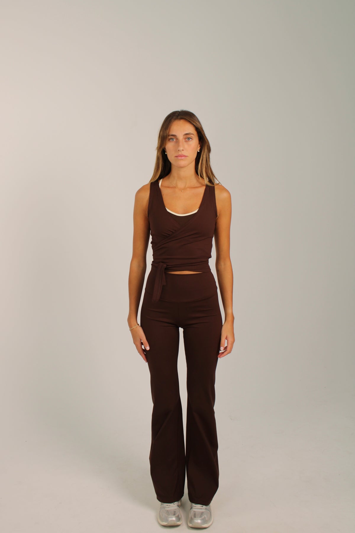 Legging deportivo acampanado Aurora chocolate y top deportivo Odette cruzado para mujer – cuerpo entero mirada delante – Etereo House