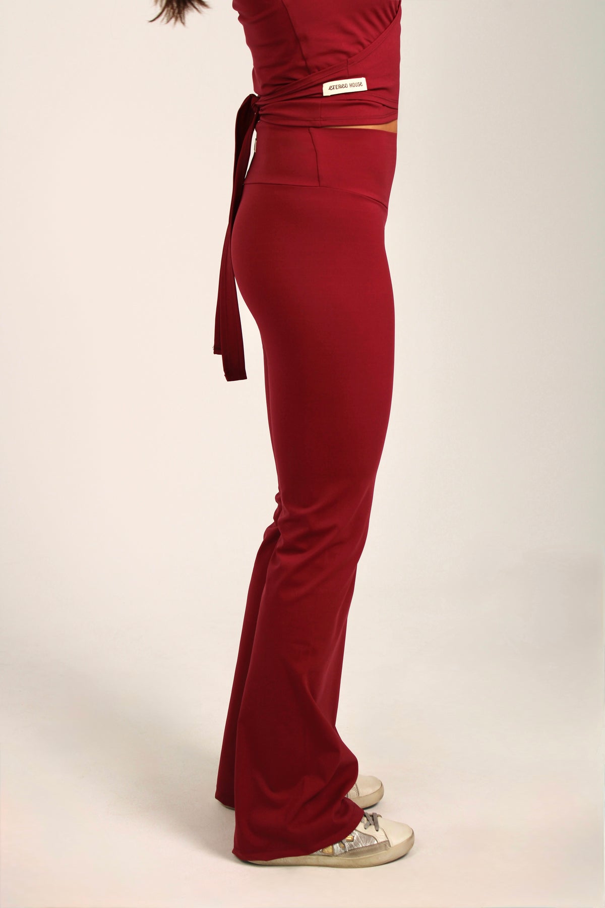 Legging deportivo acampanado Aurora granate– foto lateral detalle cerca producto – Etereo House
