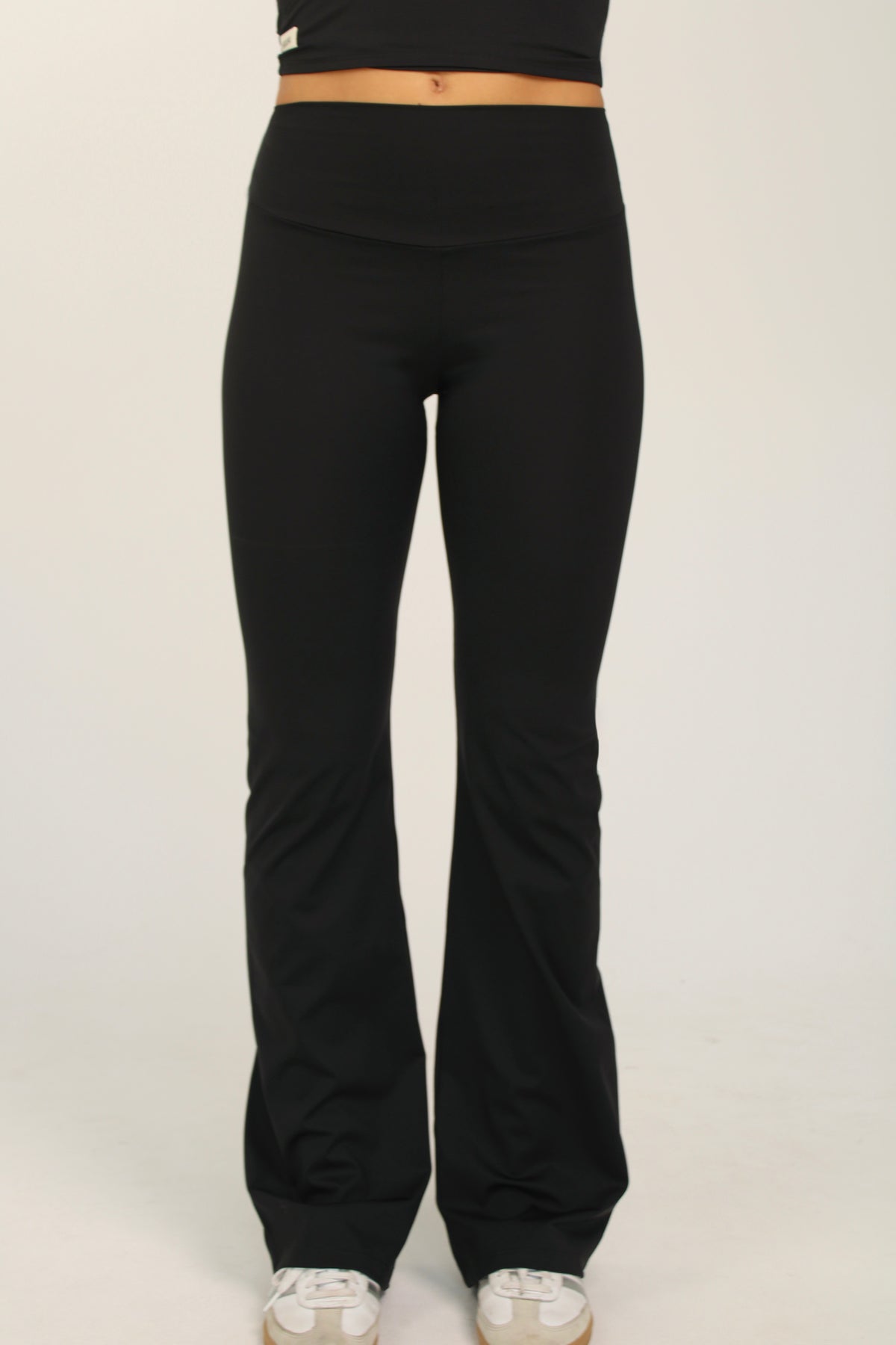 Legging deportivo acampanado Aurora negro para mujer – foto detalle legging – Etereo House