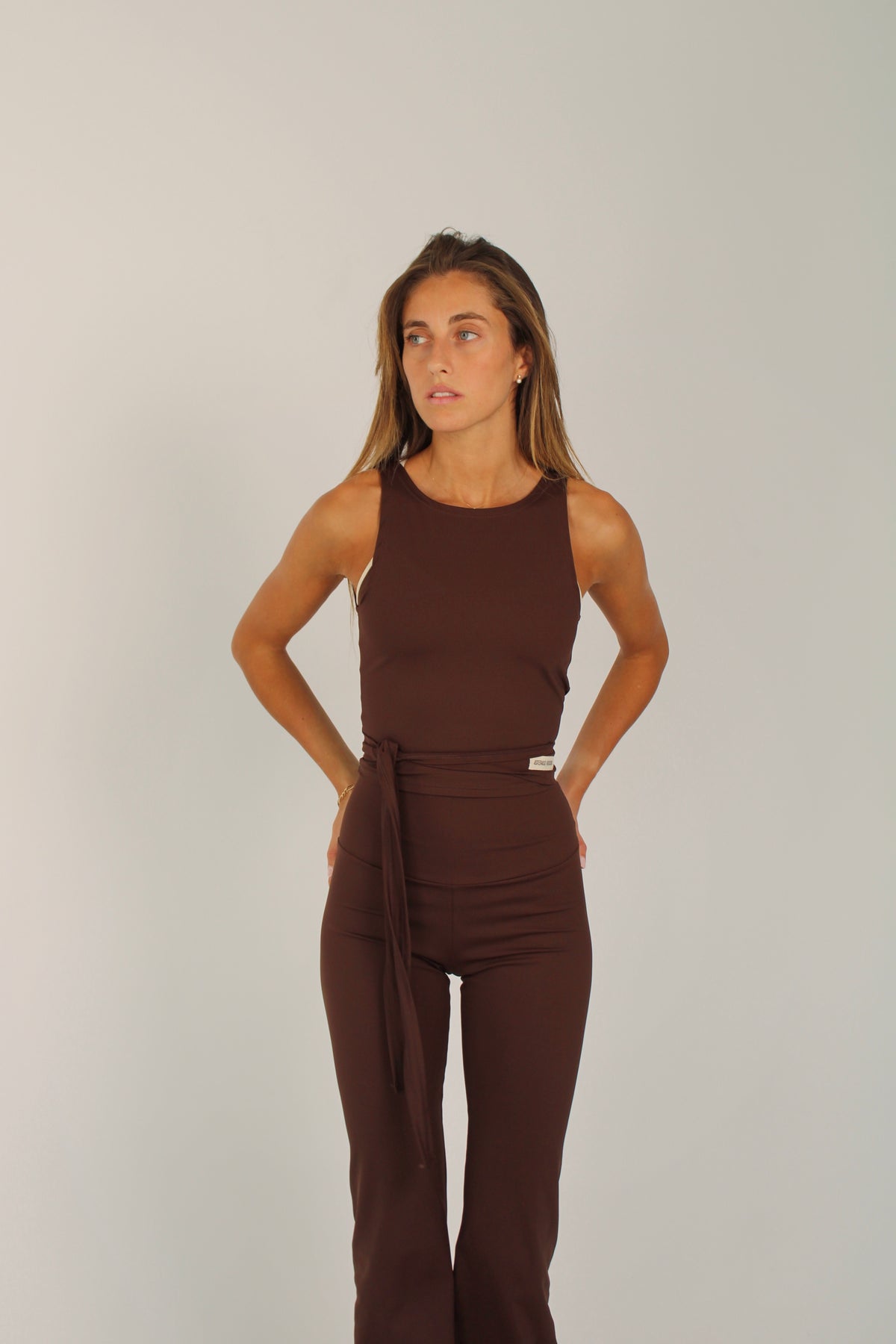 Legging deportivo acampanado Aurora chocolate y top deportivo Odette cruzado para mujer – cuerpo medio – Etereo House