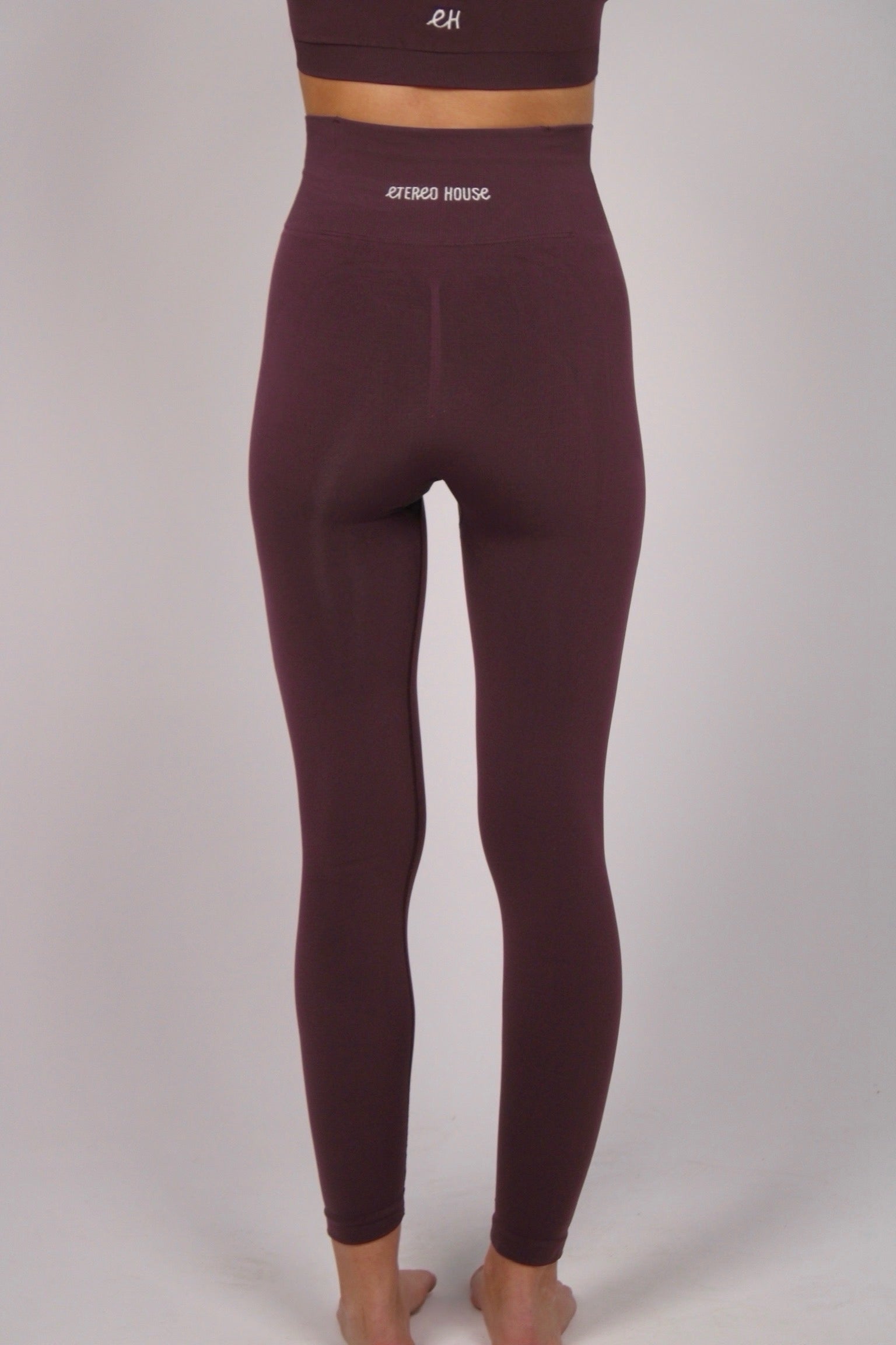 Legging deportivo seamless Noa granate vino para mujer – detalle trasero - Etereo House