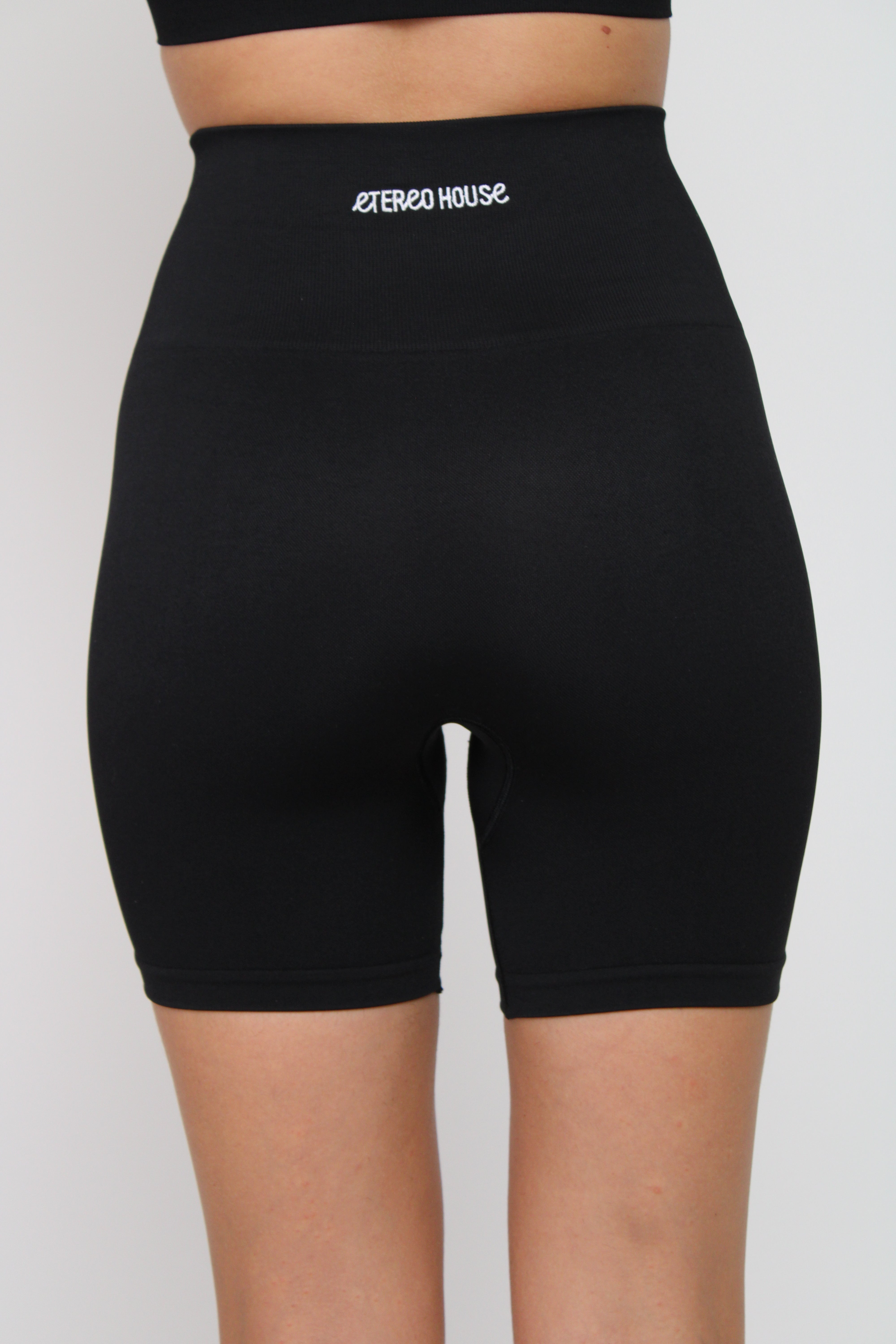 Short deportivo Isabella negro para mujer – puesto – Etereo House