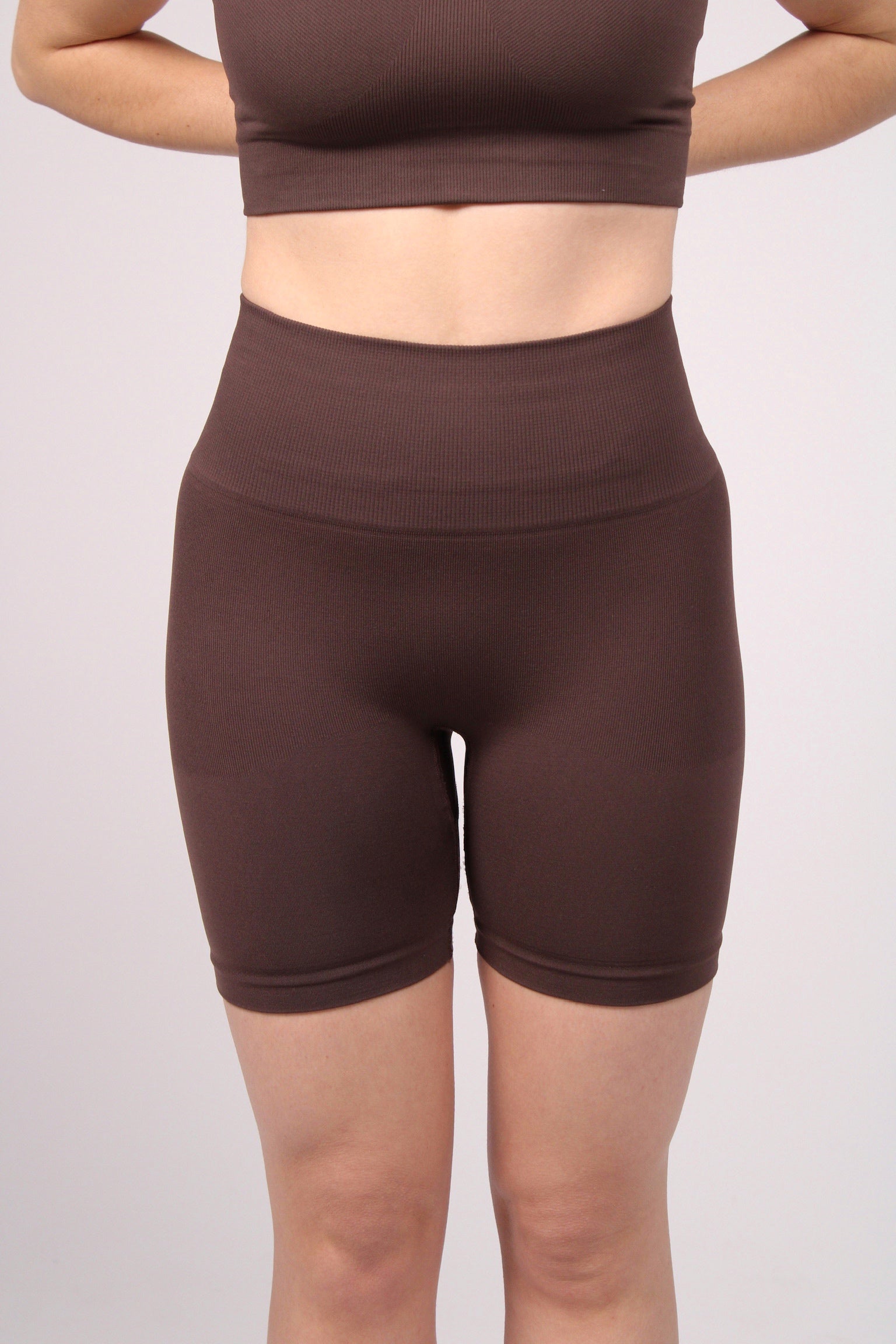 Short deportivo Elia chocolate para mujer – detalle – Etereo House