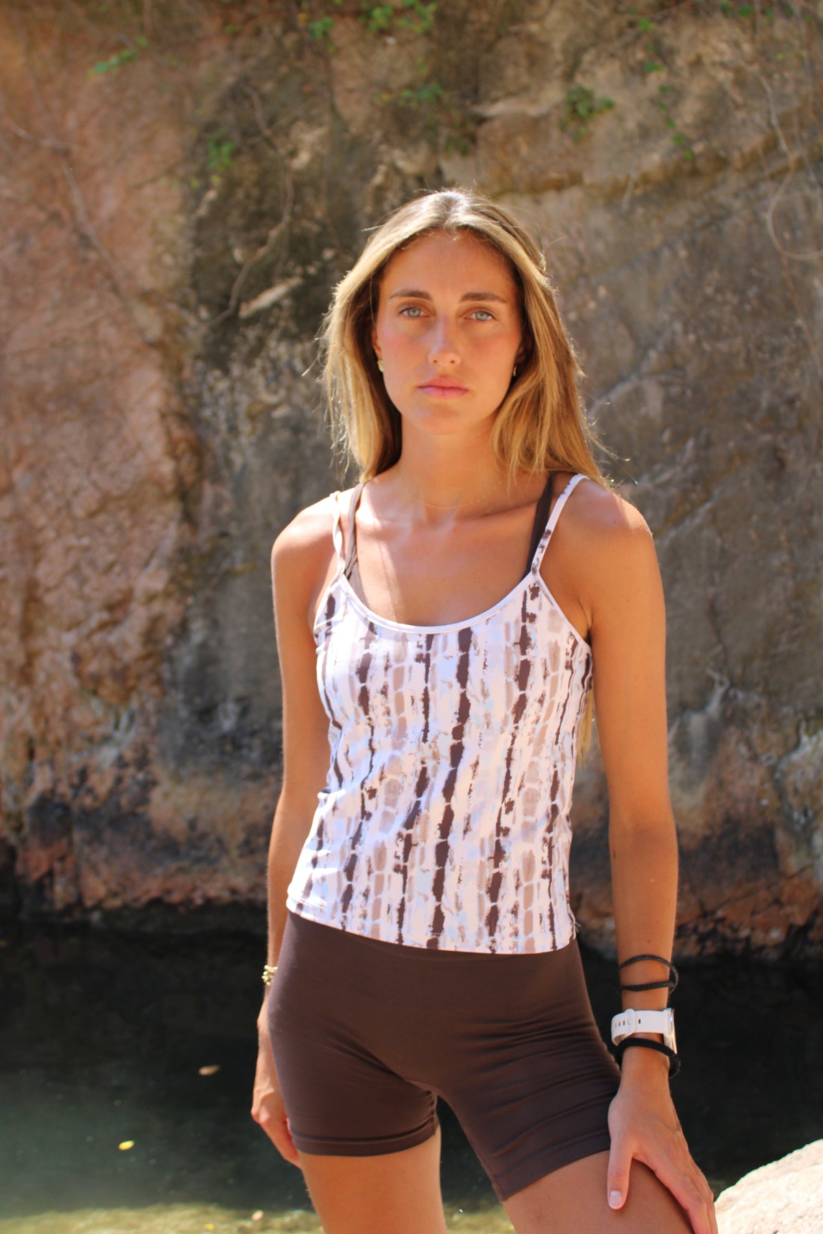 Short deportivo Elia chocolate y top deportivo Nora Stone para mujer – trasero – Etereo House