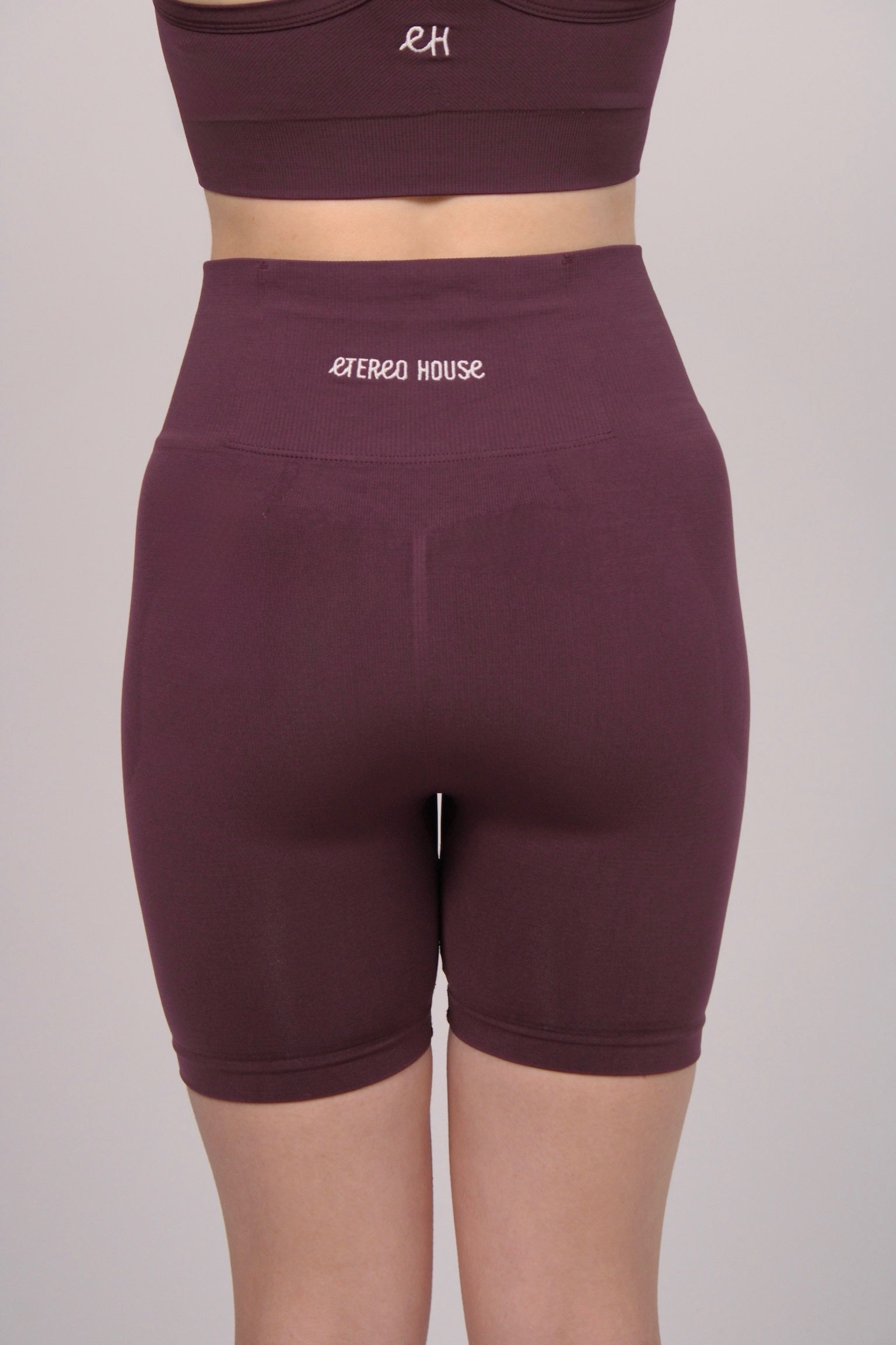 Short deportivo Elia granate vino para mujer – vista trasera cerca - Etereo House