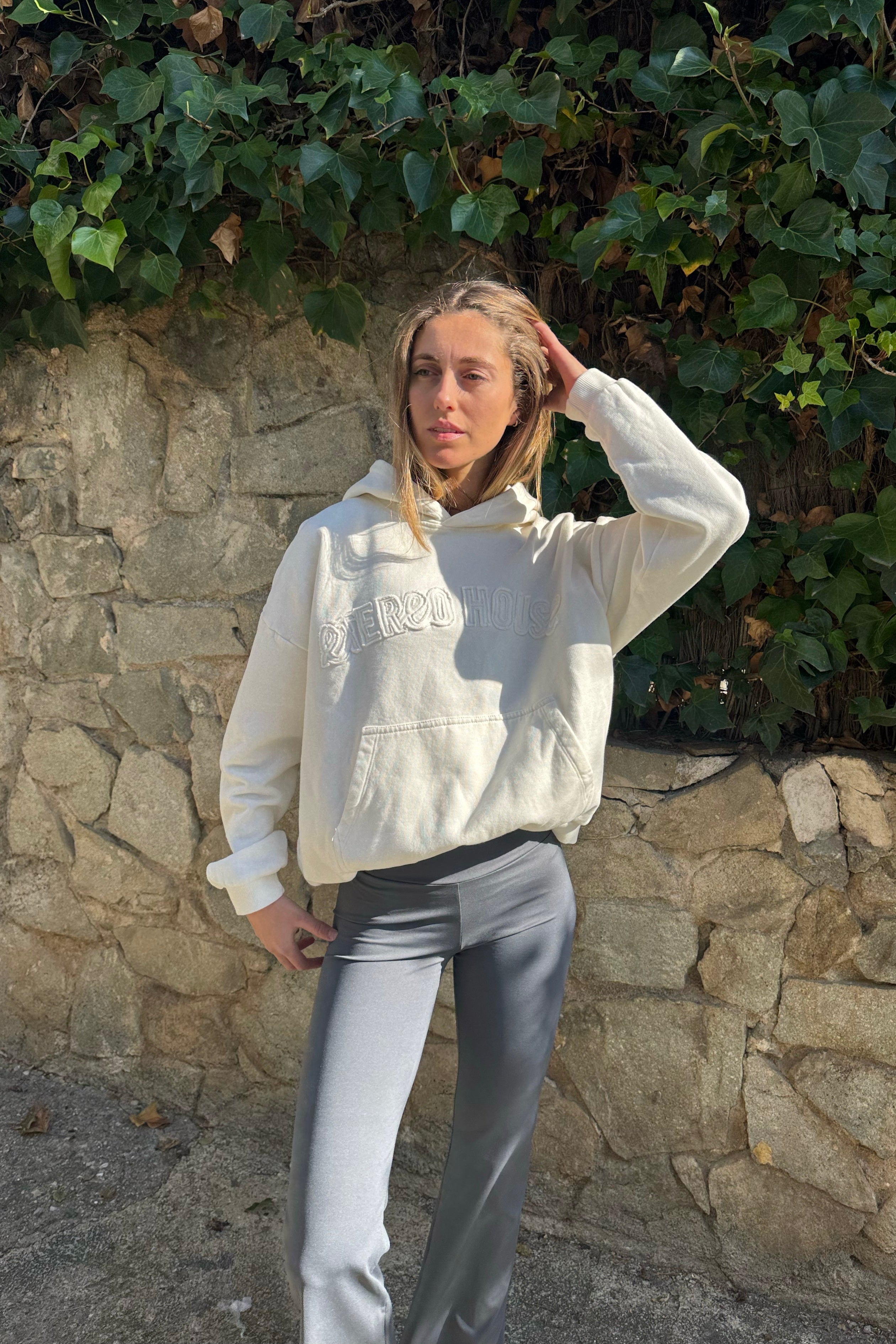 Dessuadora de algodón amb caputxa Iris beix per a dona – model vista davantera – Etereo House