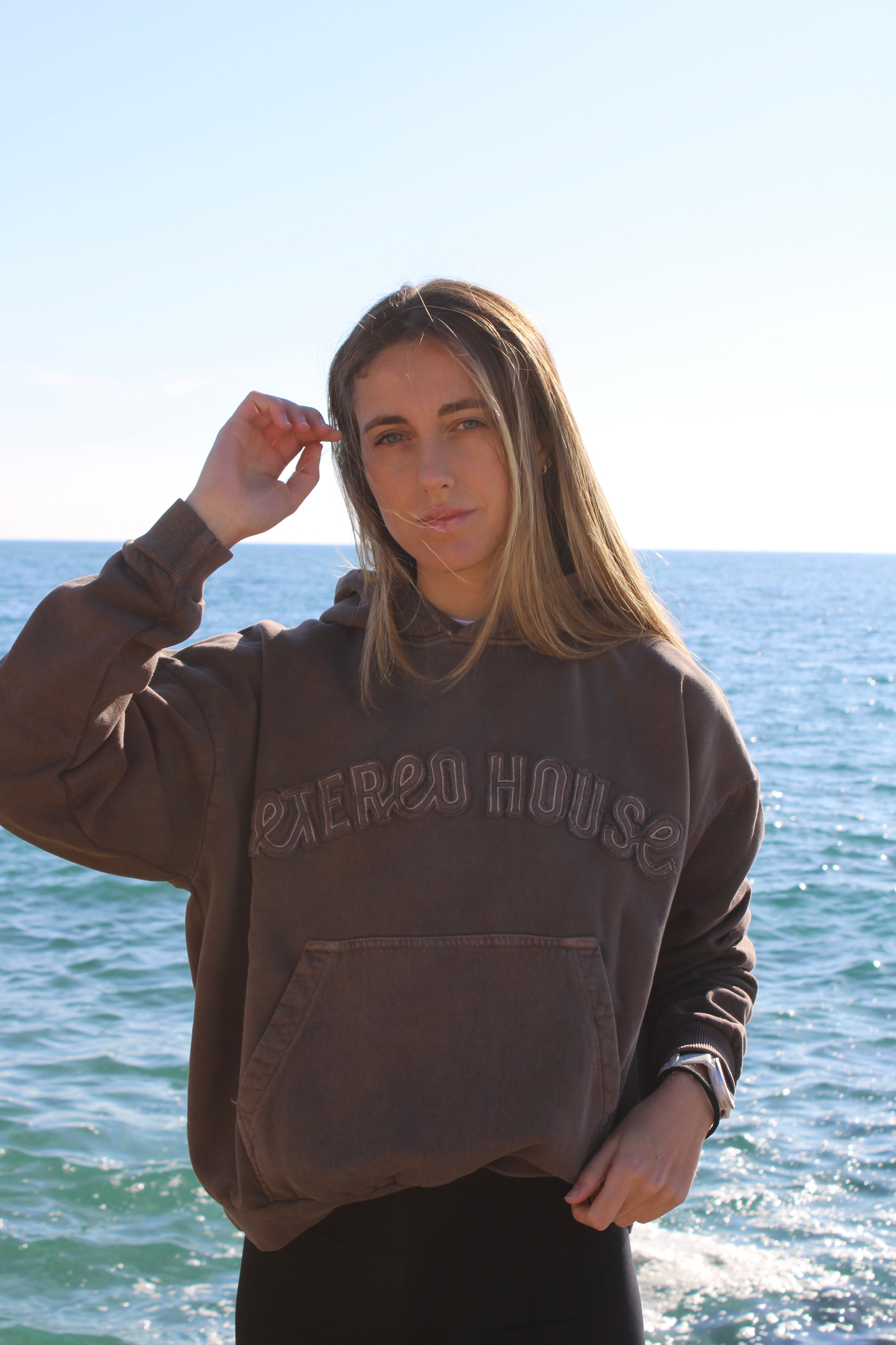 Dessuadora de algodón amb caputxa Iris marró per a dona – Etereo House