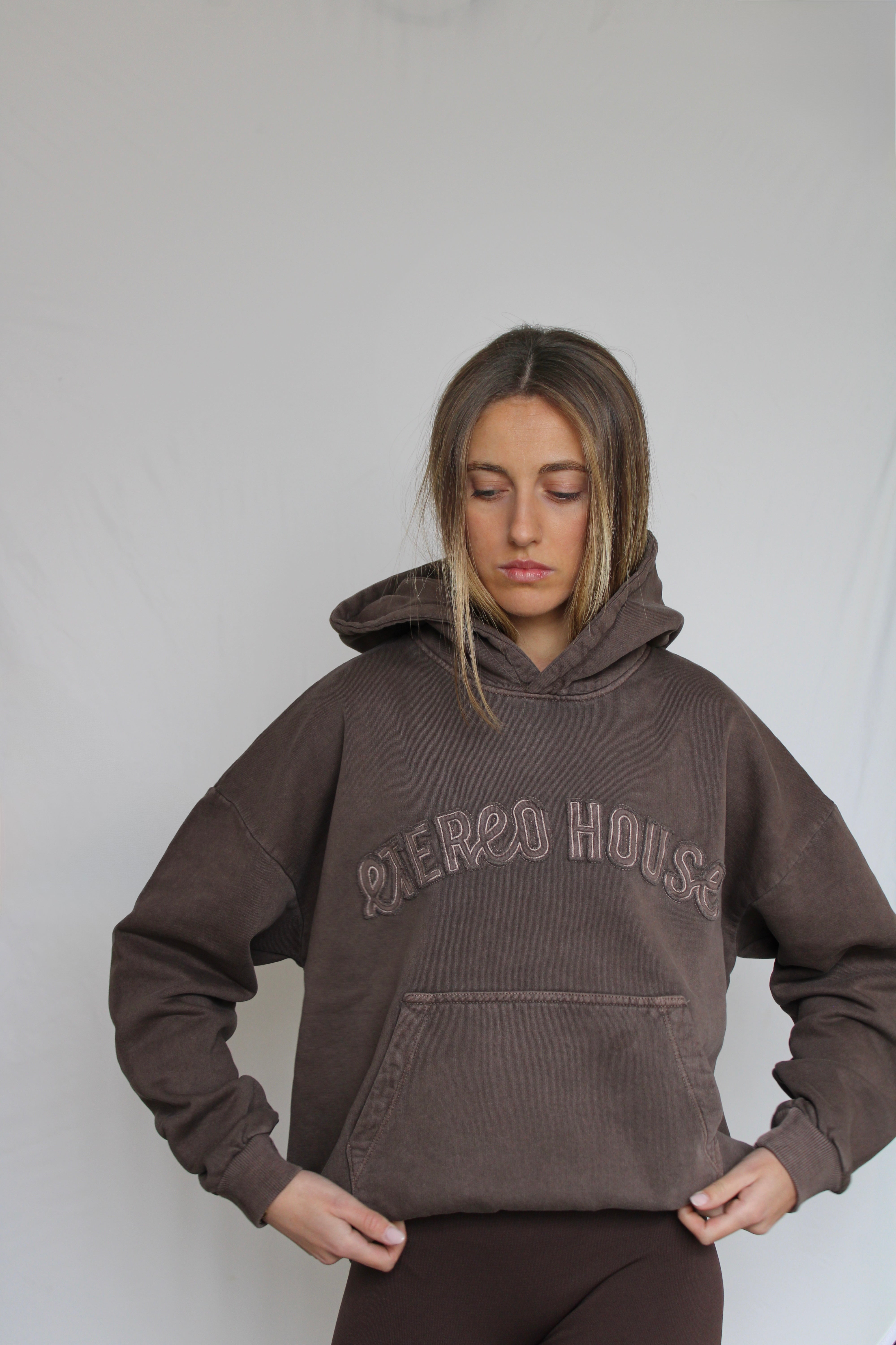 Dessuadora de algodón amb caputxa Iris marró per a dona – posat – Etereo House