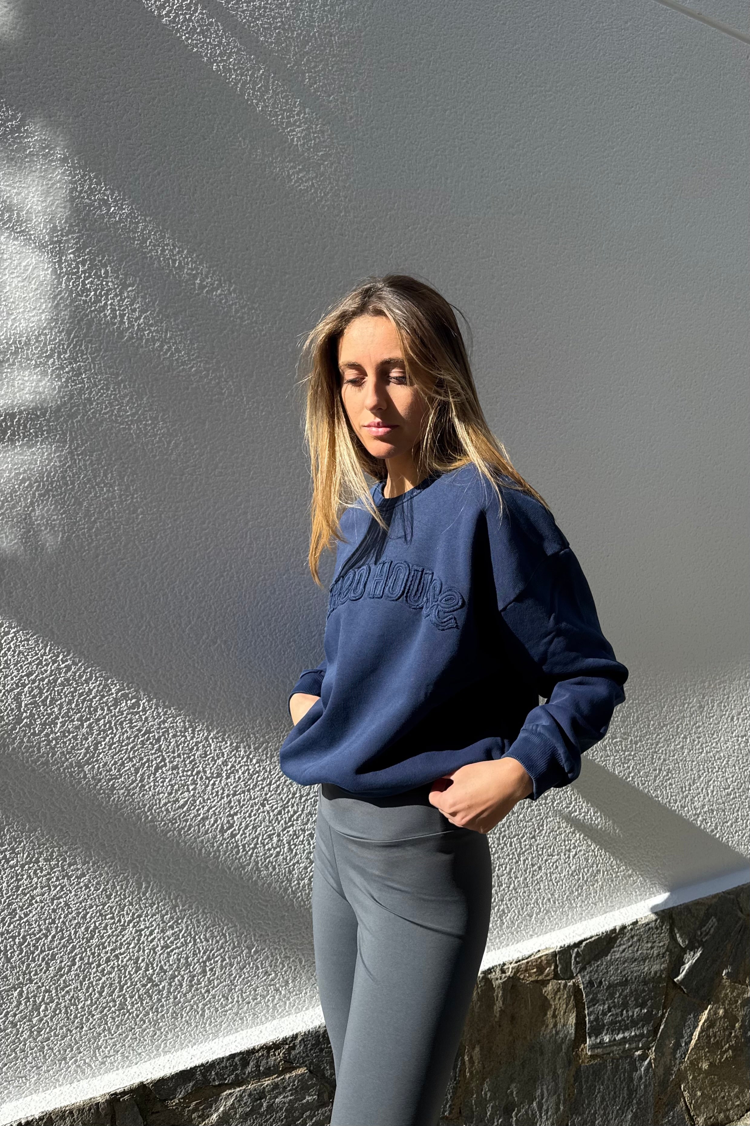 Sudadera de algodón sin capucha Alma azul para mujer – vista lateral – Etereo House