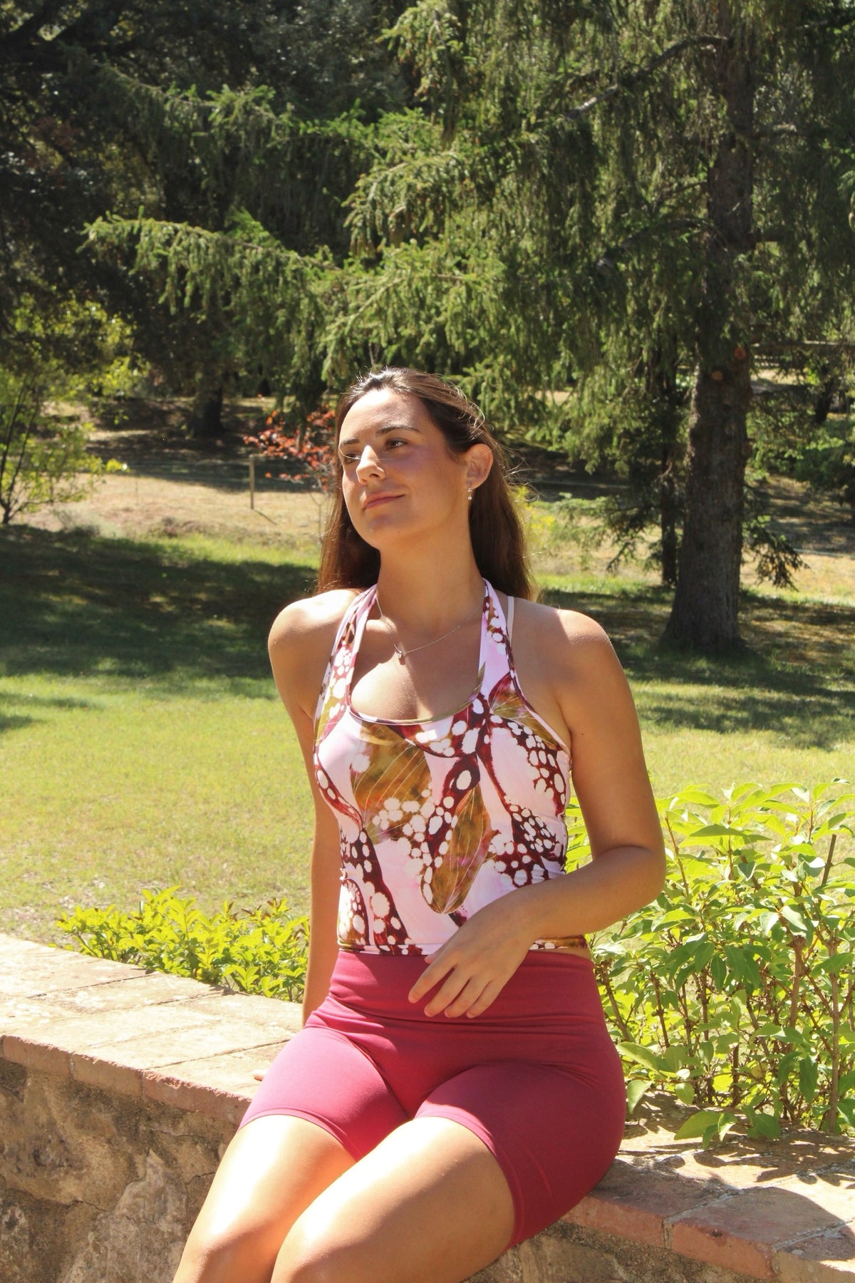 Top deportivo Luna Butterfly Etereo House – vista delantera modelo sentada – Etereo House
