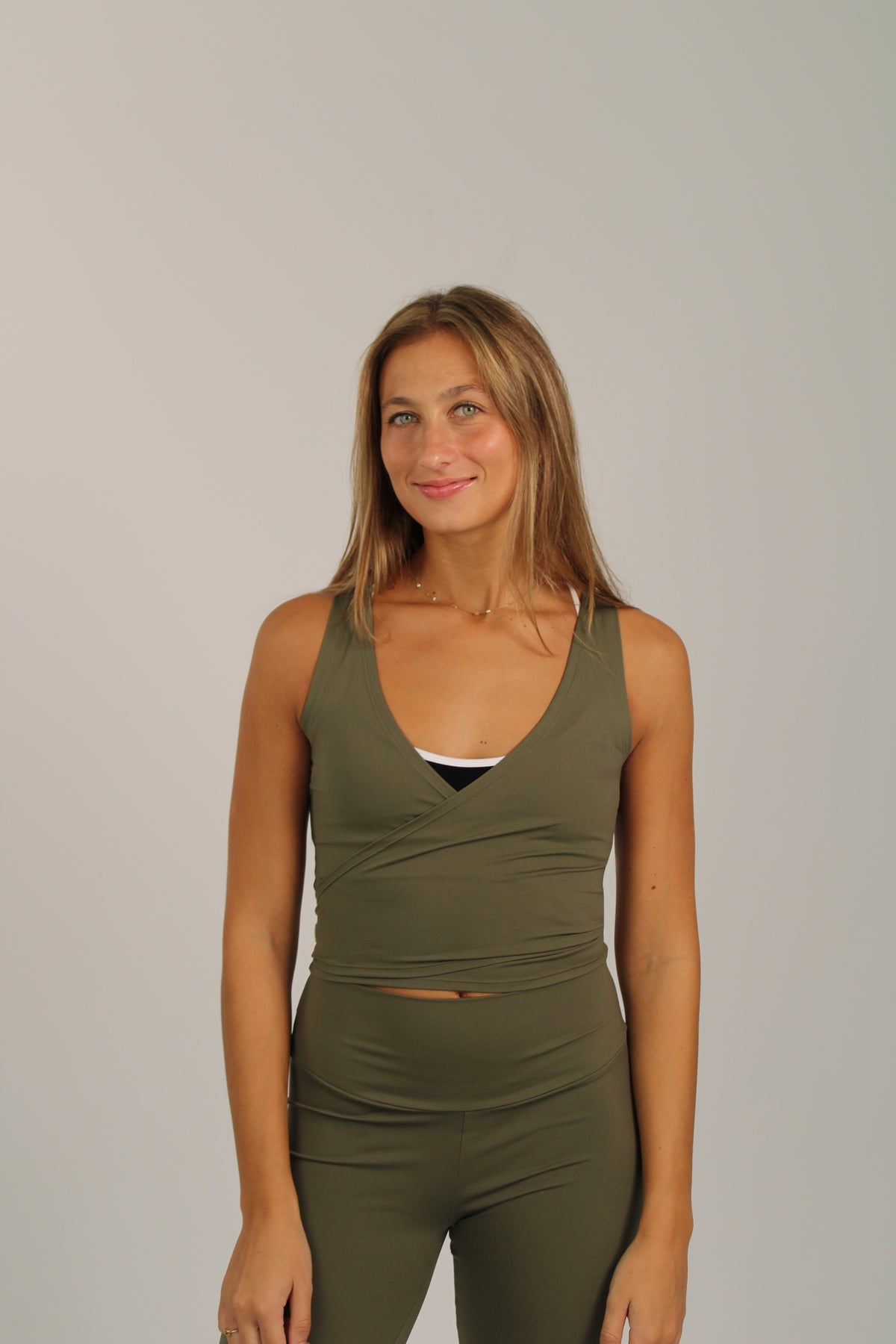 Top deportivo Odette cruzado para mujer color verde caqui – vista frontal – Etereo House