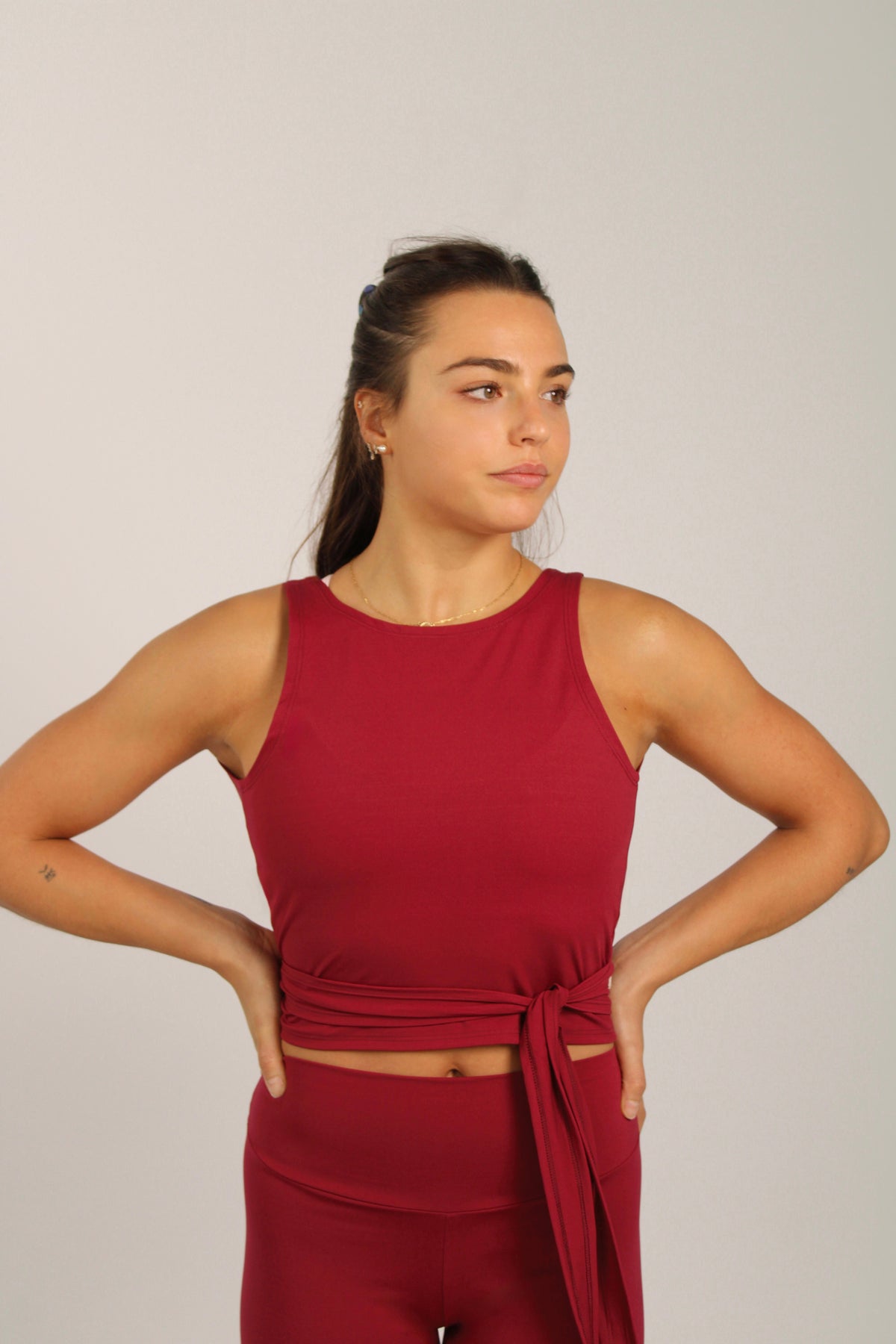 Top deportivo Odette cruzado para mujer – posicion central con mirada lateral– Etereo House