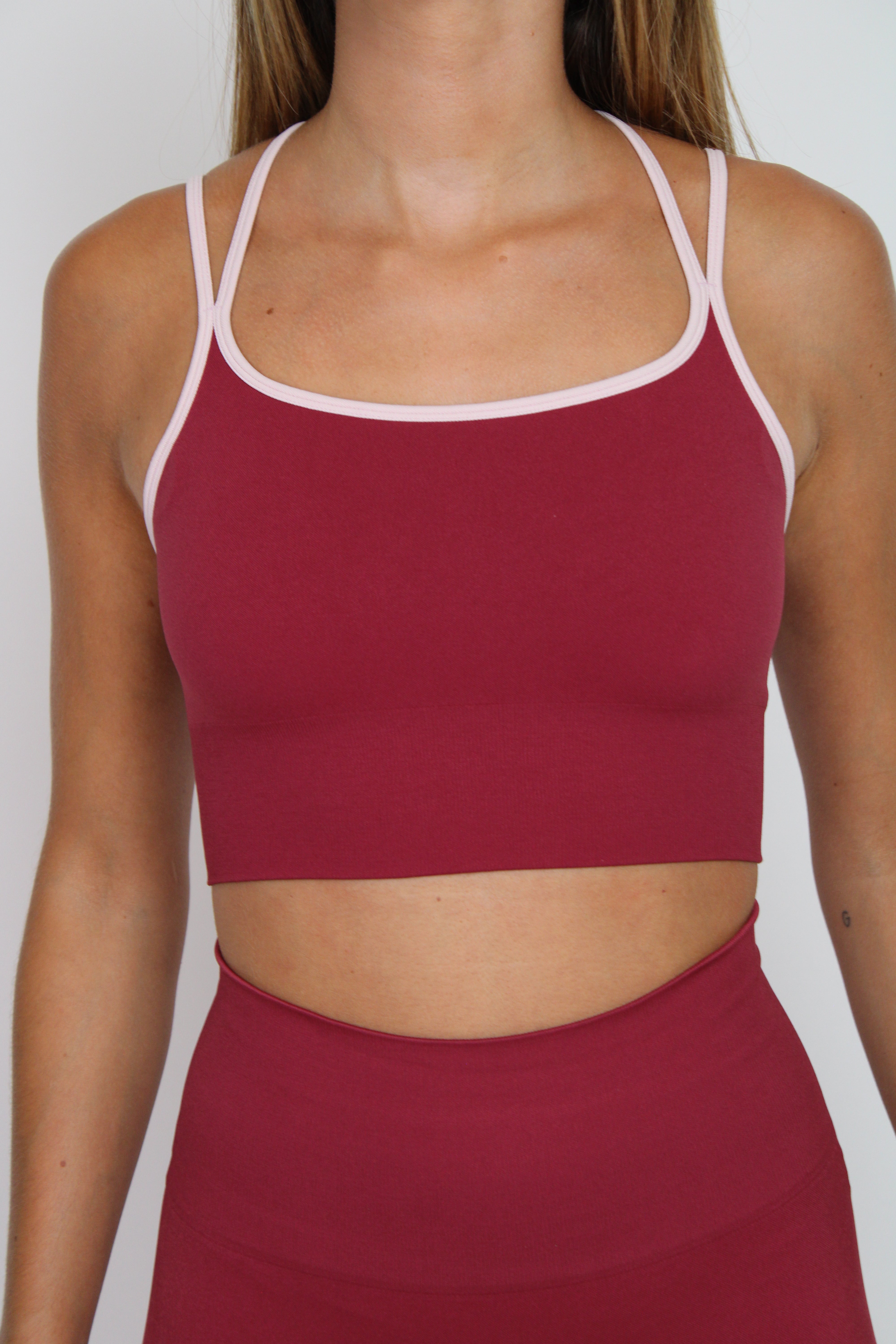 Sujetador deportivo Aisha granate para mujer – detalle – Etereo House