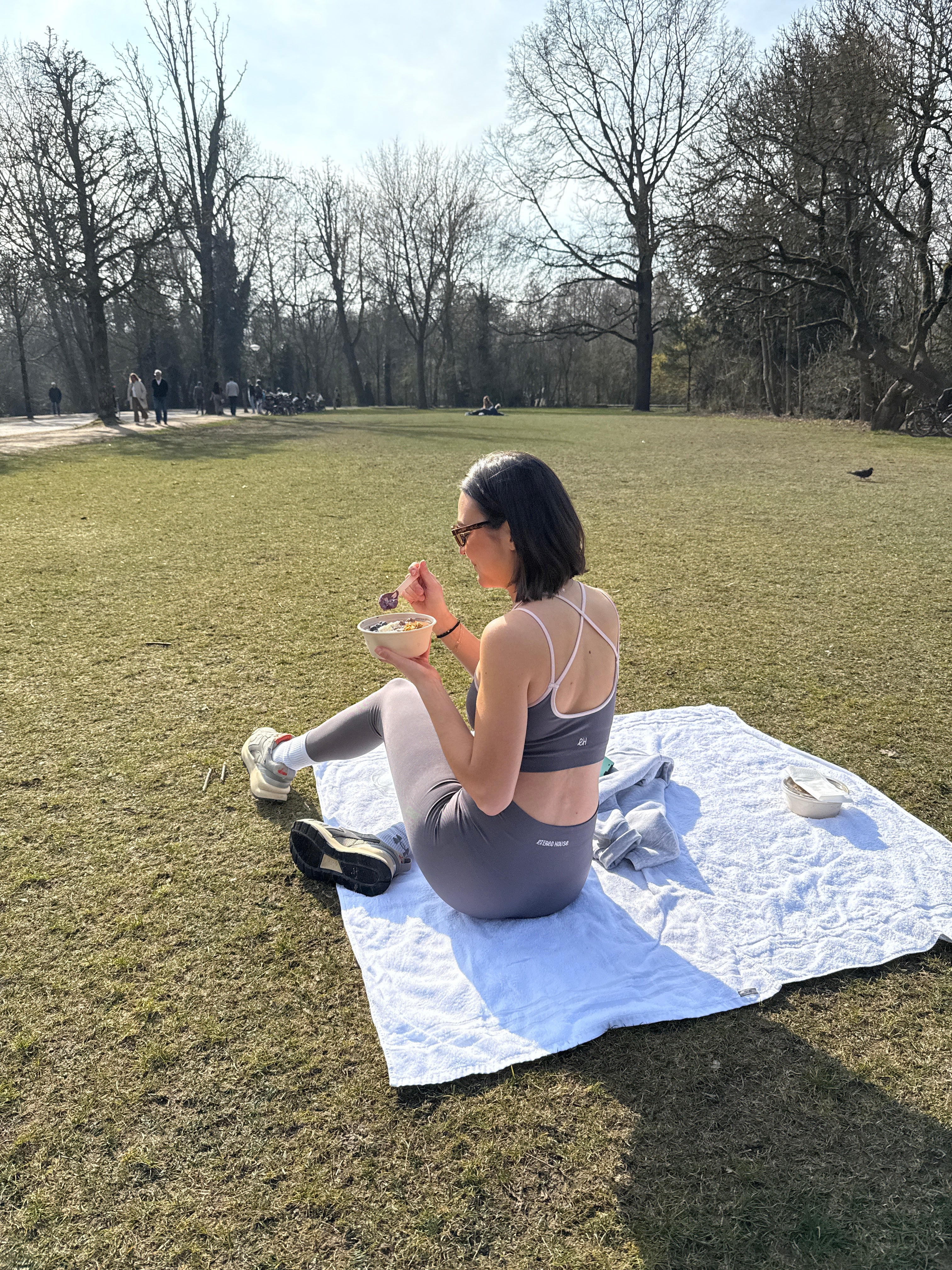 Sujetador deportivo Aisha gris para mujer – vista trasera – Etereo House