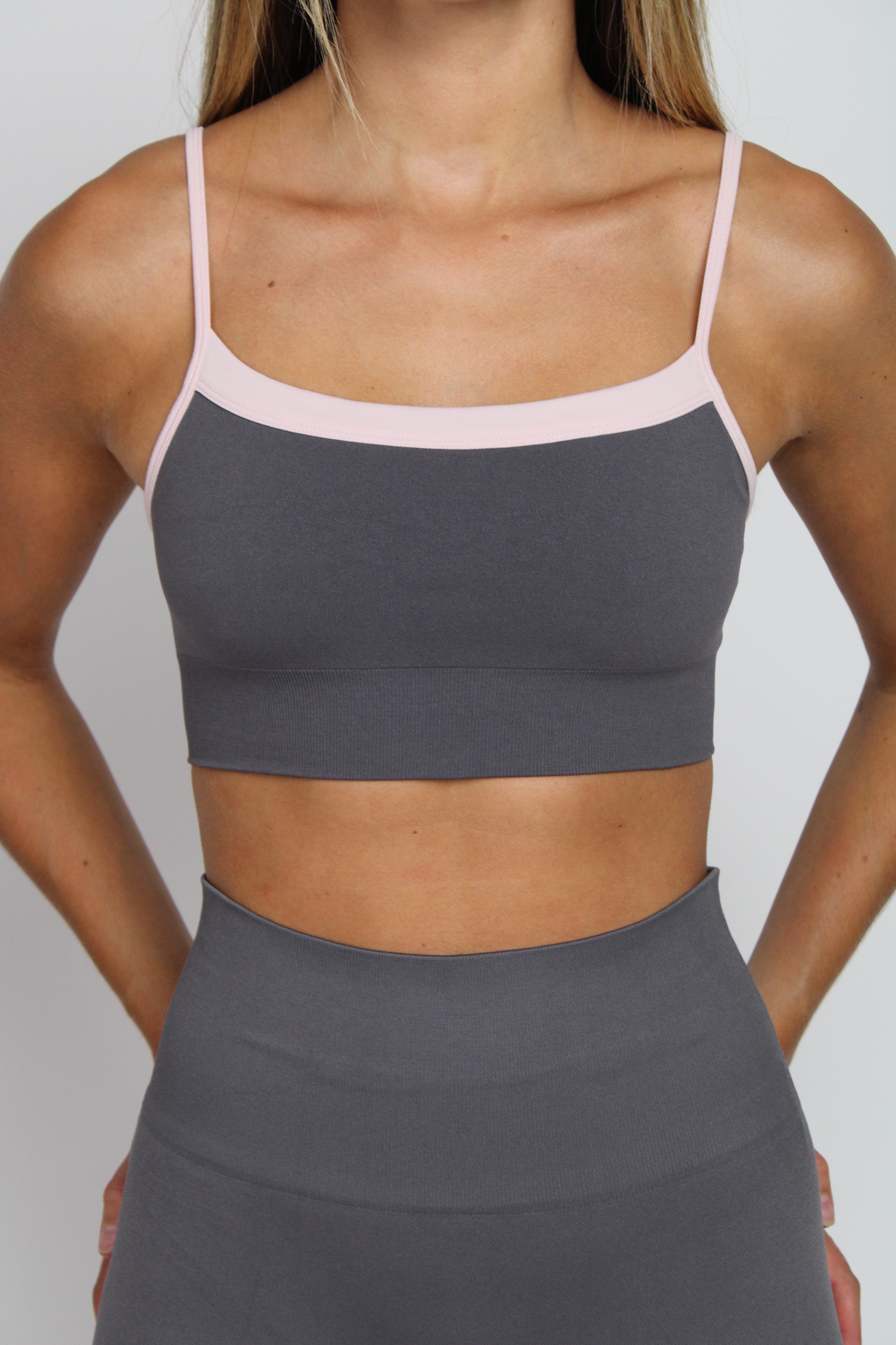 Sujetador deportivo Lina gris para mujer – puesto – Etereo House