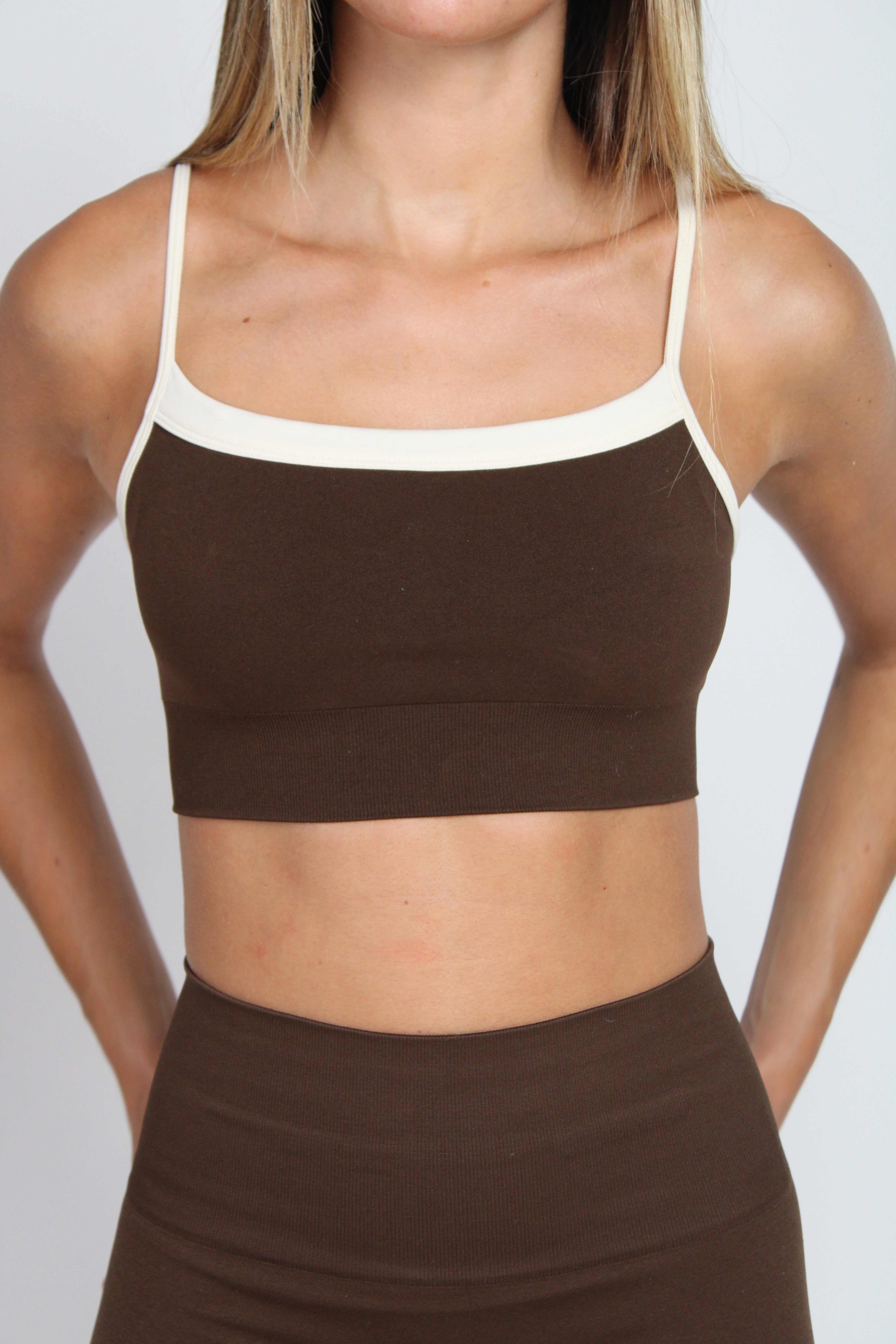 Sujetador deportivo Lina marrón para mujer – puesto – Etereo House