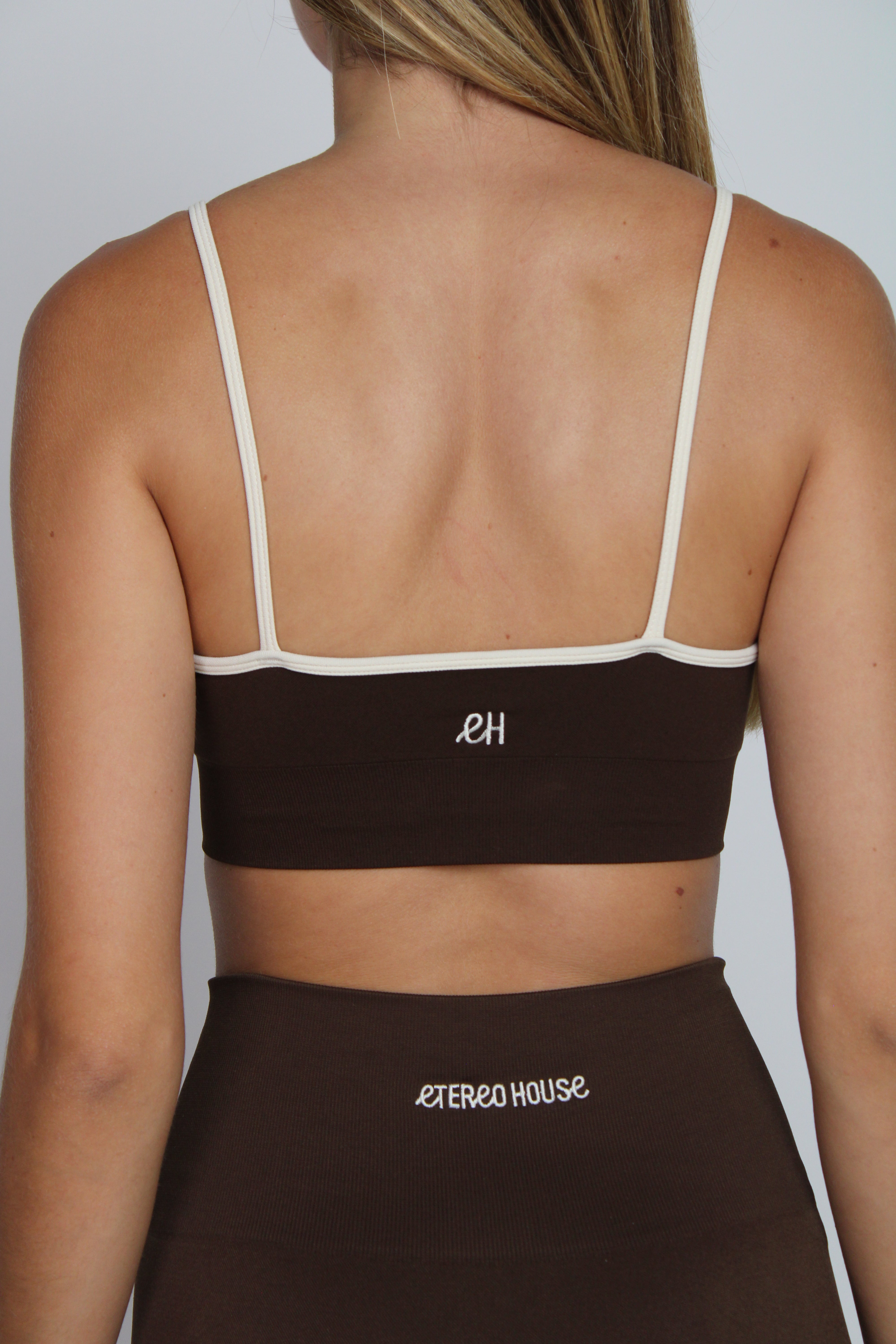 Sujetador deportivo Lina marrón para mujer – espalda – Etereo House