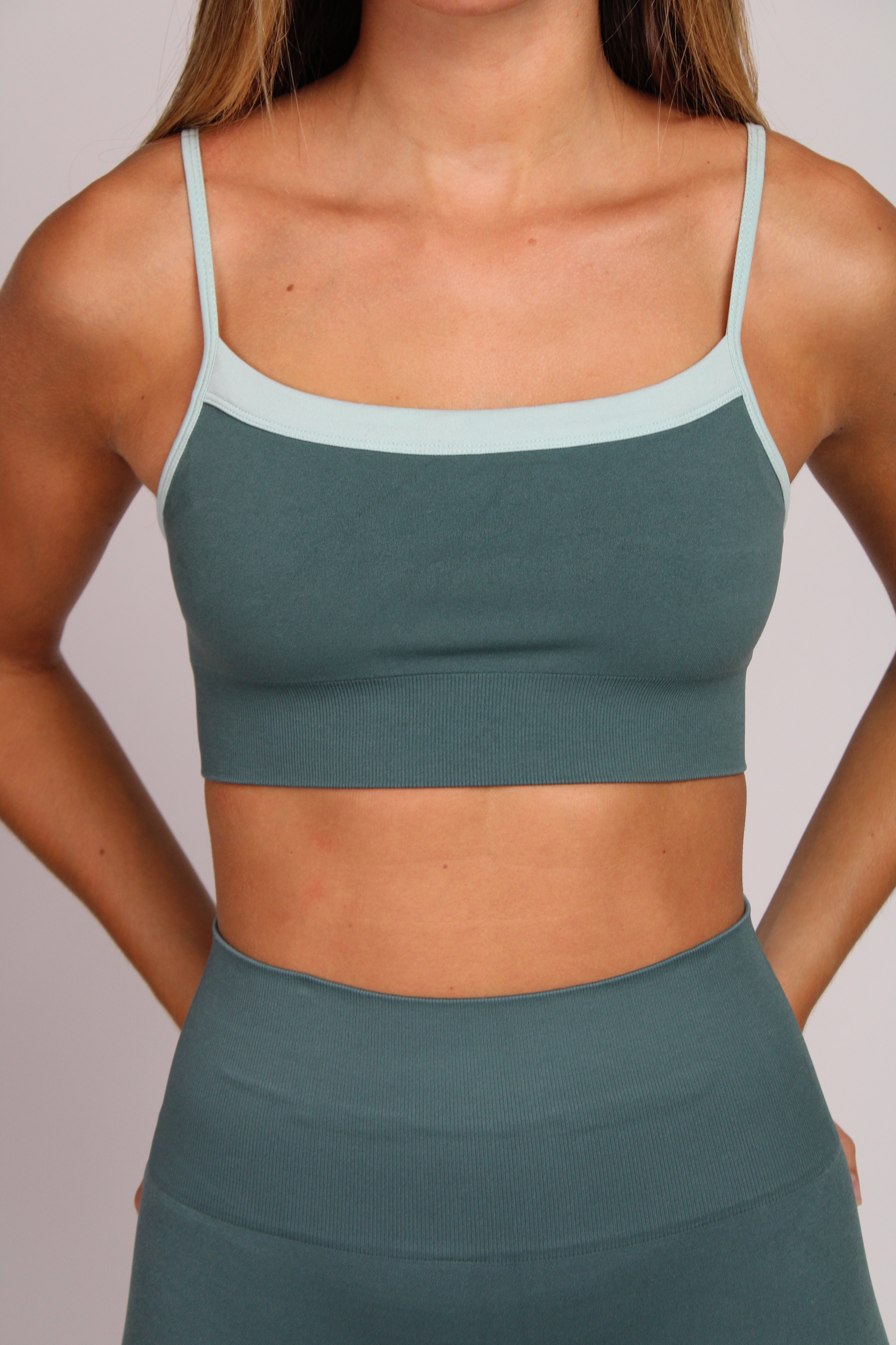 Sujetador deportivo Lina verde para mujer – puesto – Etereo House