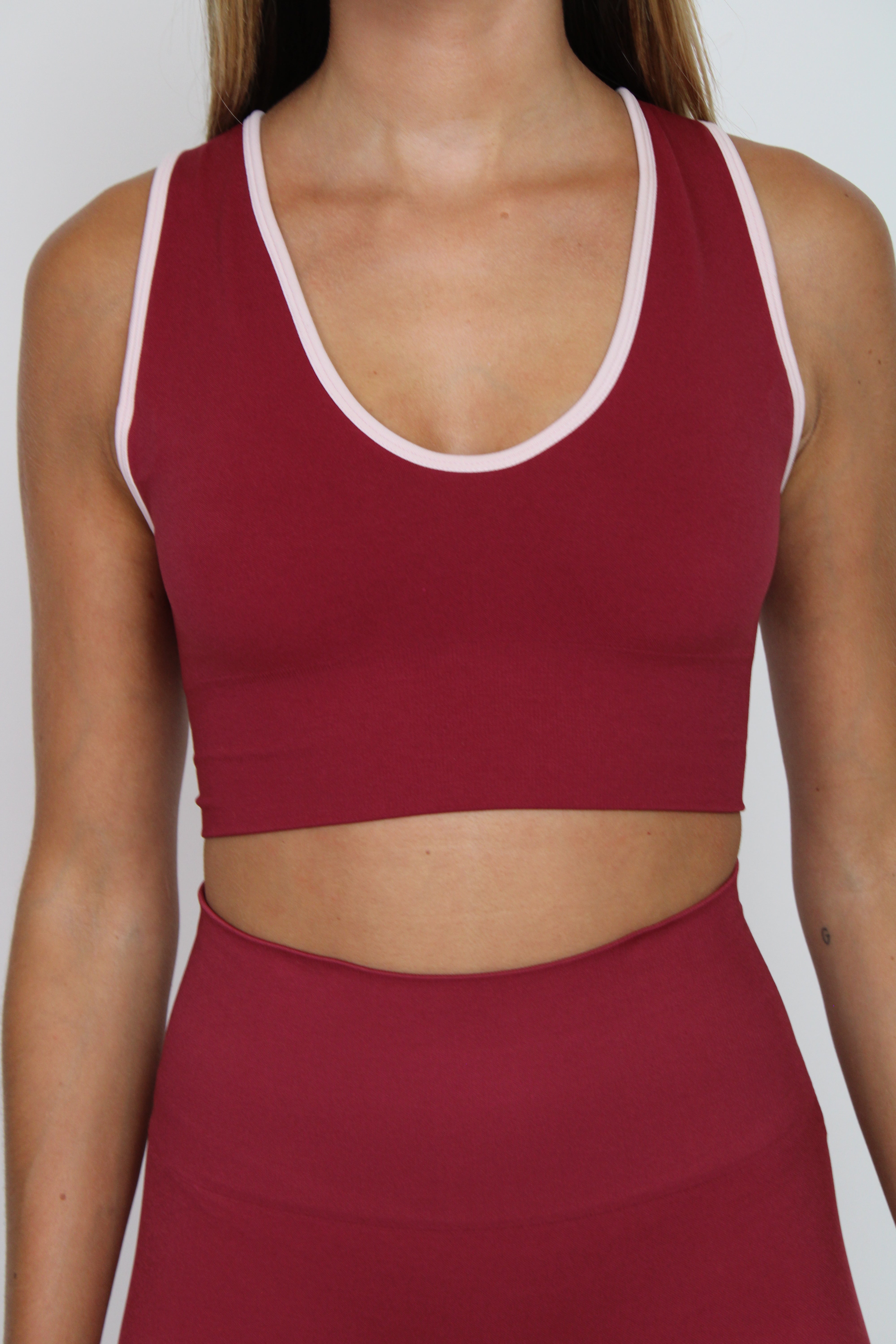Sujetador deportivo Nina granate para mujer – puesto – Etereo House