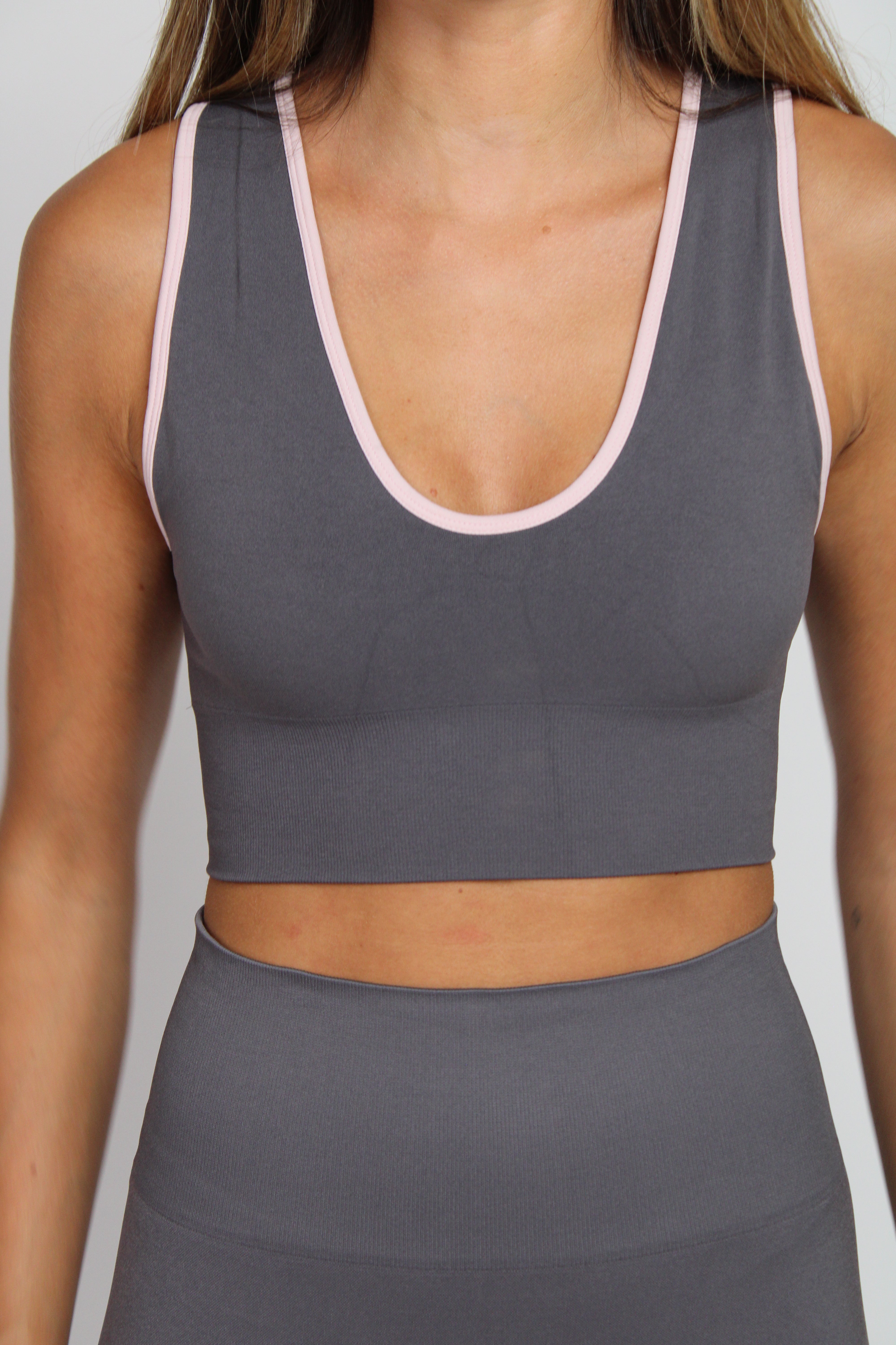Sujetador deportivo Nina gris para mujer – puesto – Etereo House