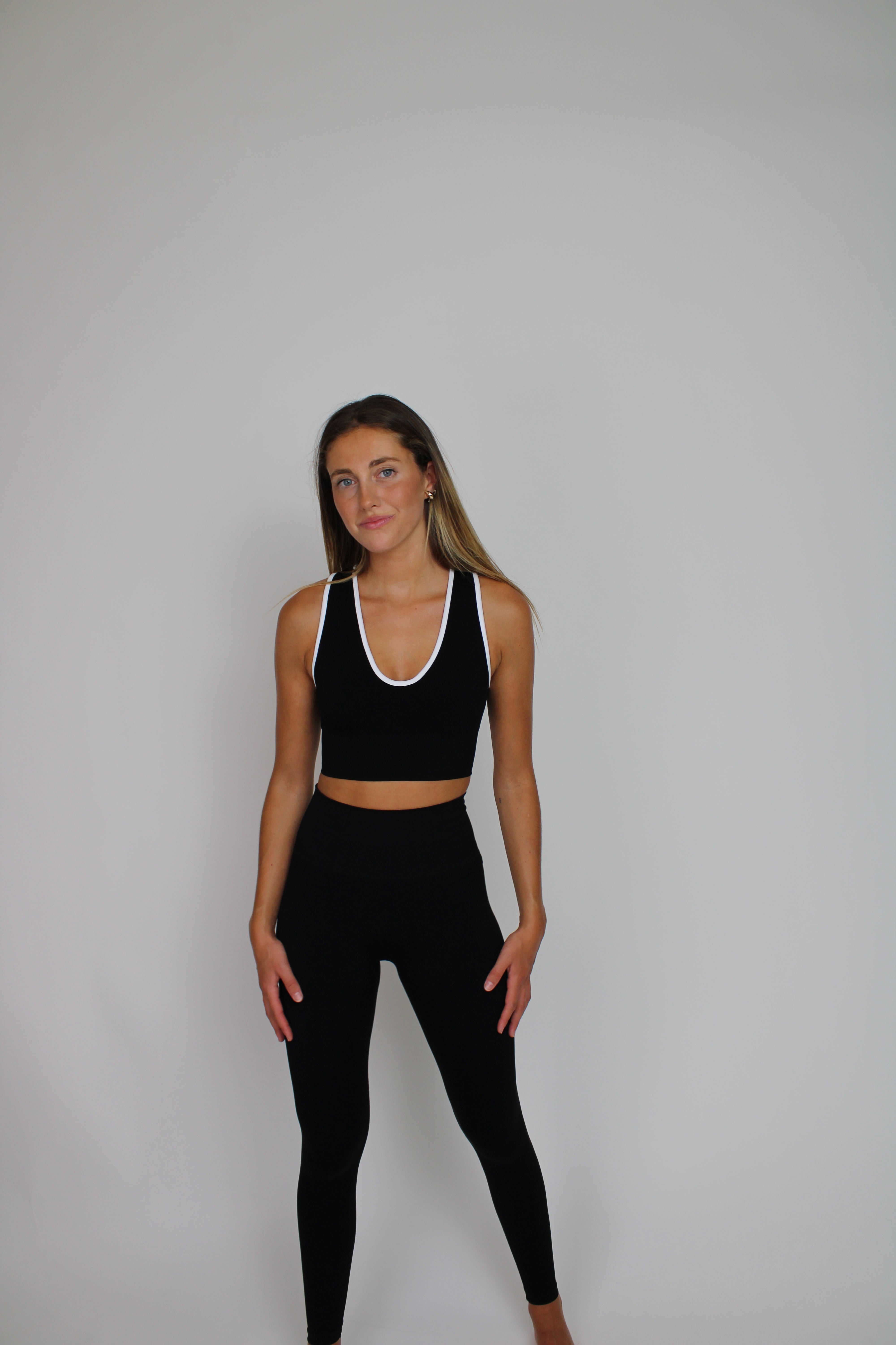 Sujetador deportivo Nina negro para mujer – vista frontal – Etereo House