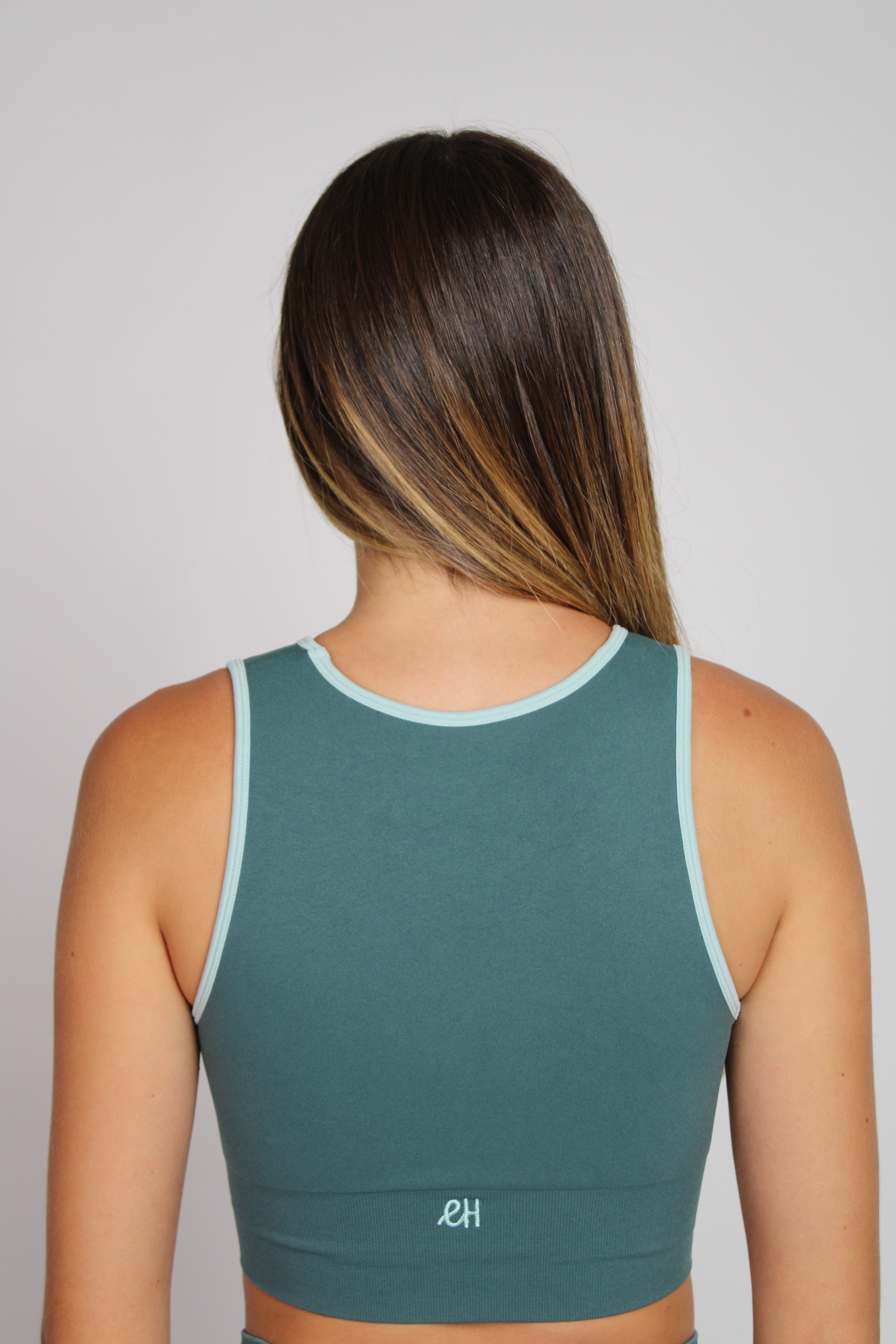 Sujetador deportivo Nina verde para mujer – espalda – Etereo House