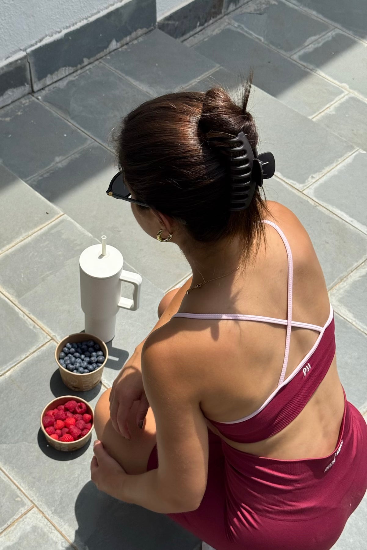 Sujetador deportivo Serena granate para mujer – vista trasera arriba – Etereo House