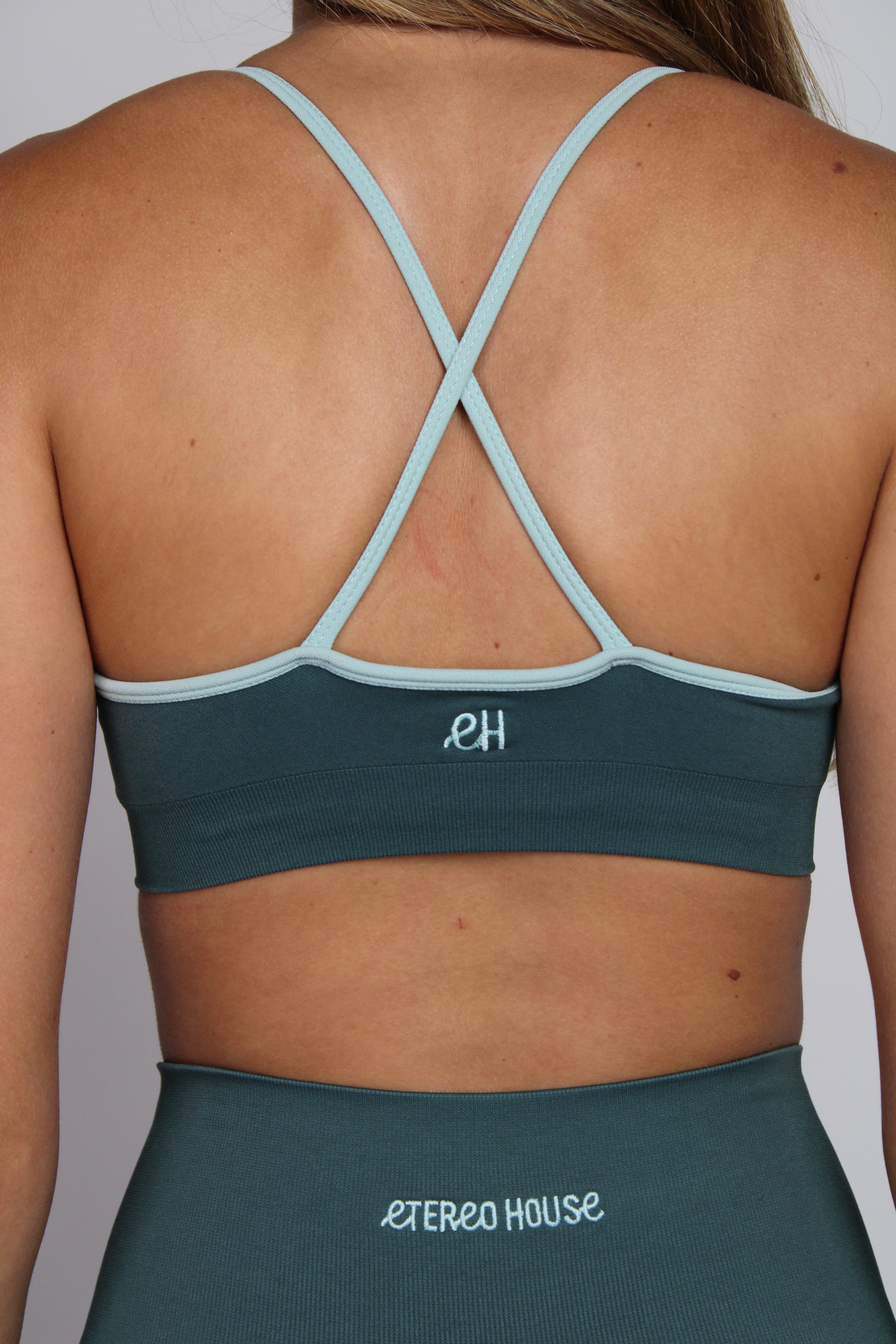 Sujetador deportivo Serena verde para mujer – espalda – Etereo House
