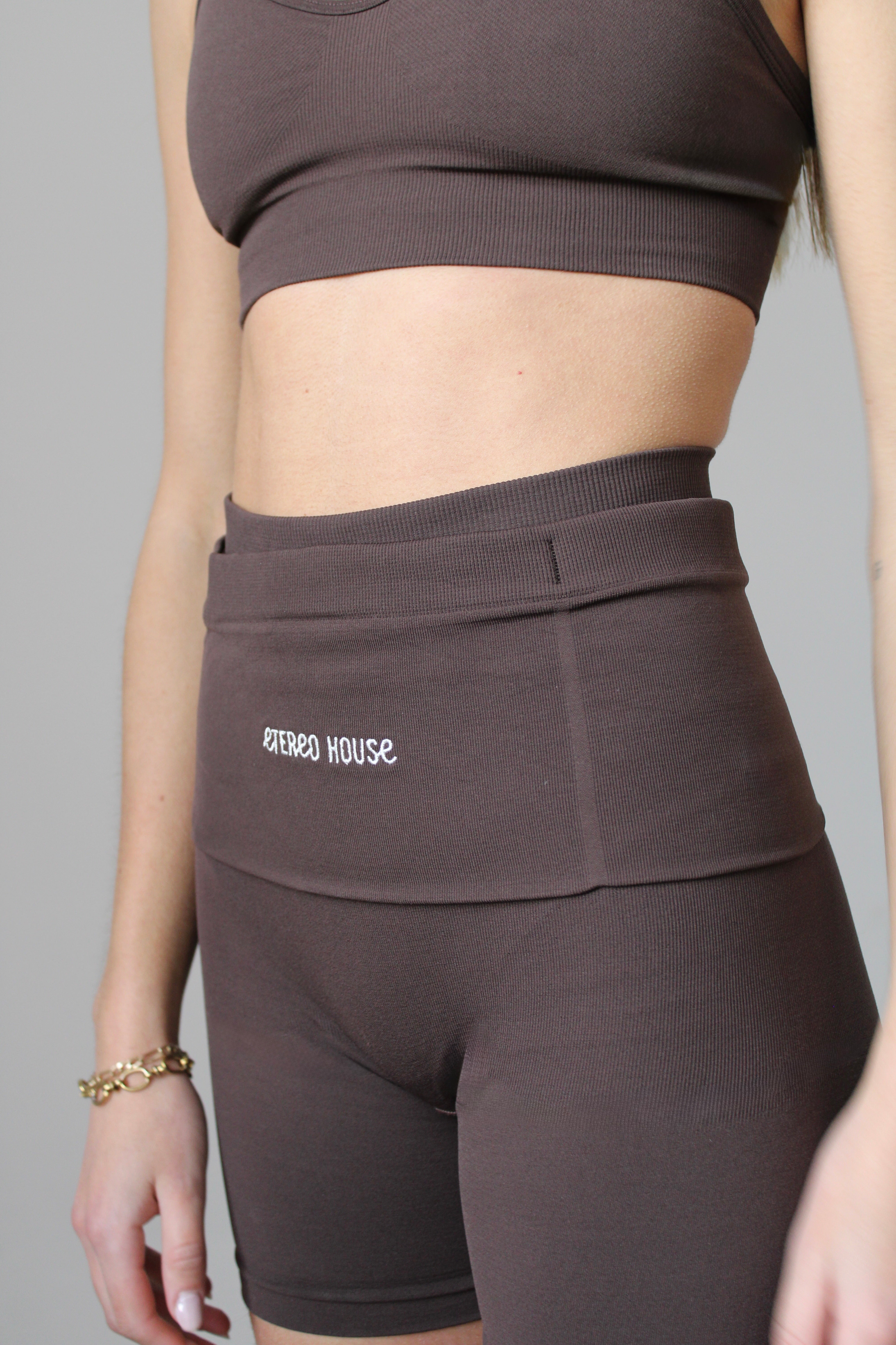 Cinturón deportivo seamless marrón chocolate - puesto - Etereo House