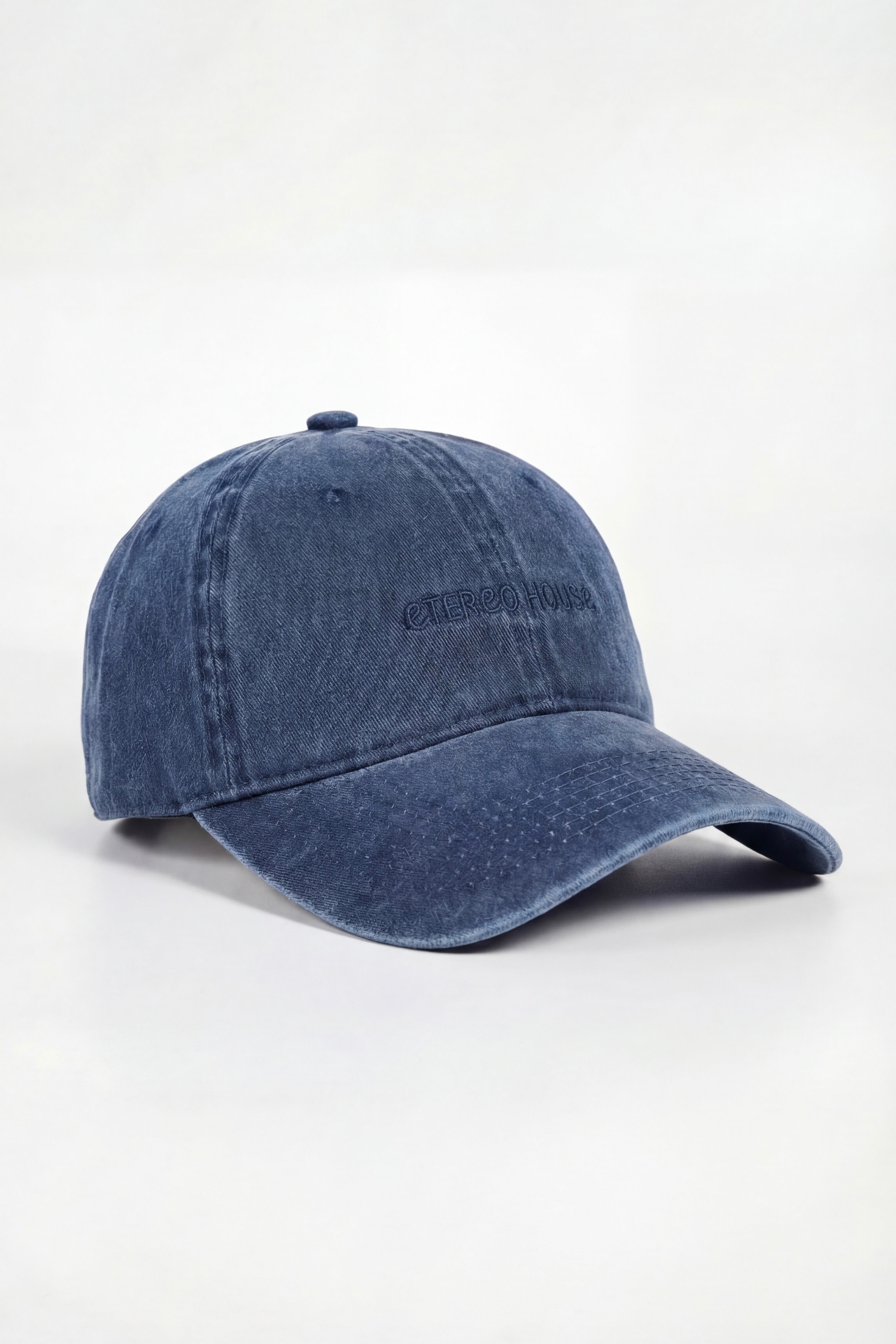 Gorra blau amb brodat en blau - producte vista frontal - Etereo House