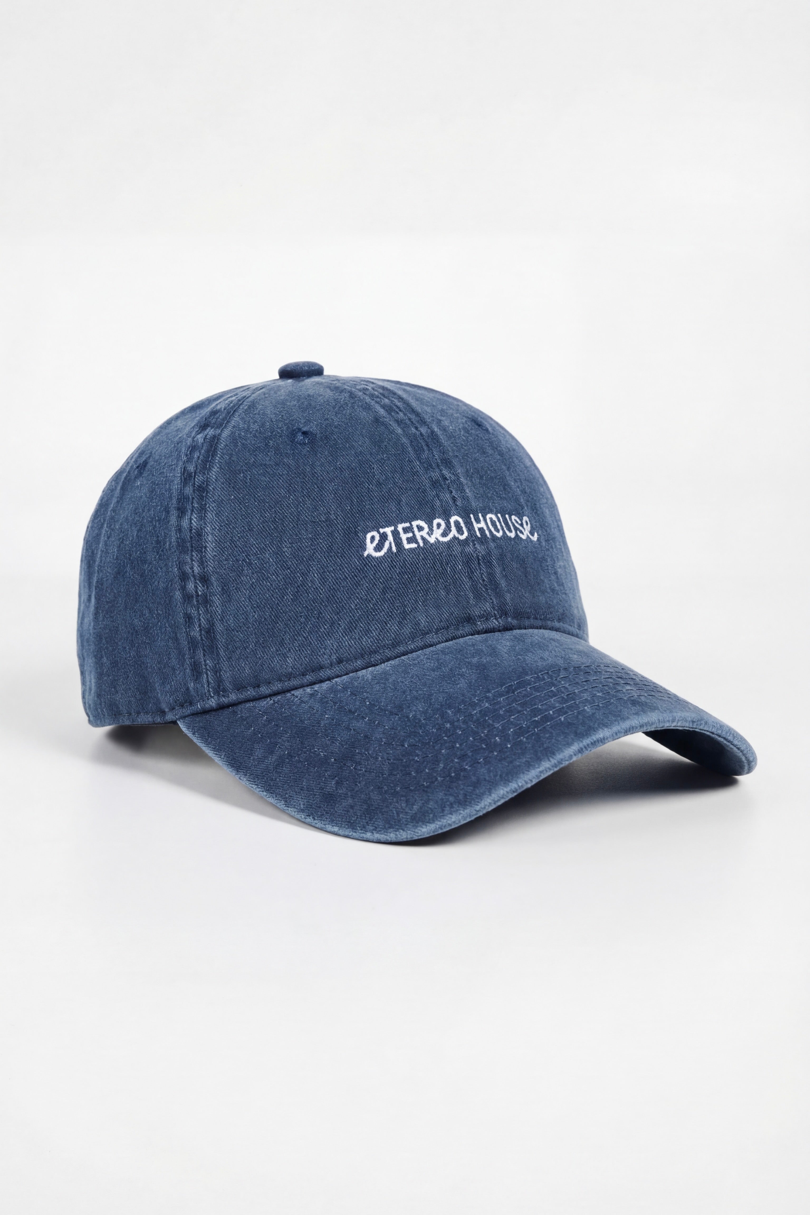 Gorra azul con bordado en blanco - producto vista frontal - Etereo House
