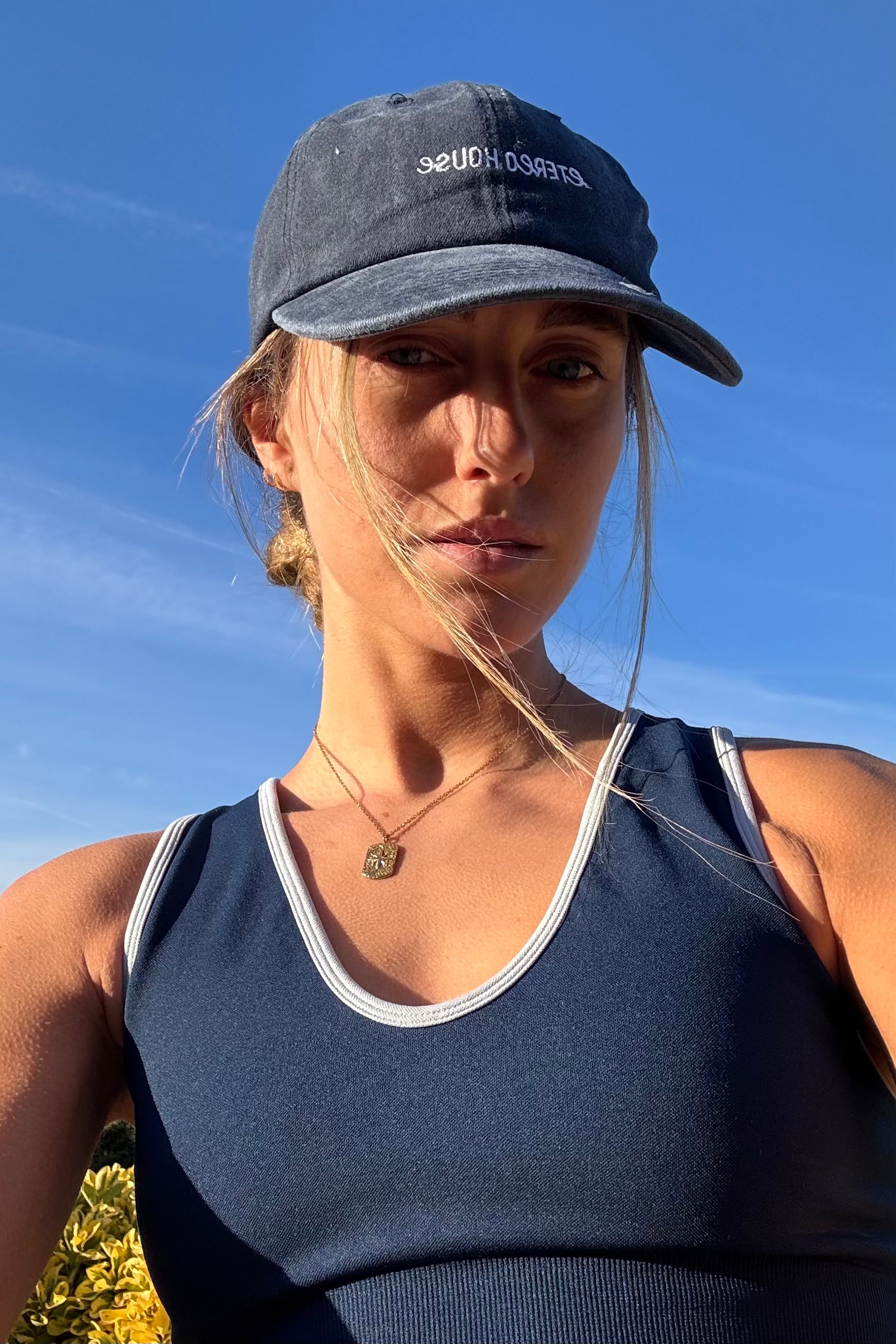 Gorra azul con bordado en blanco - selfie - Etereo House