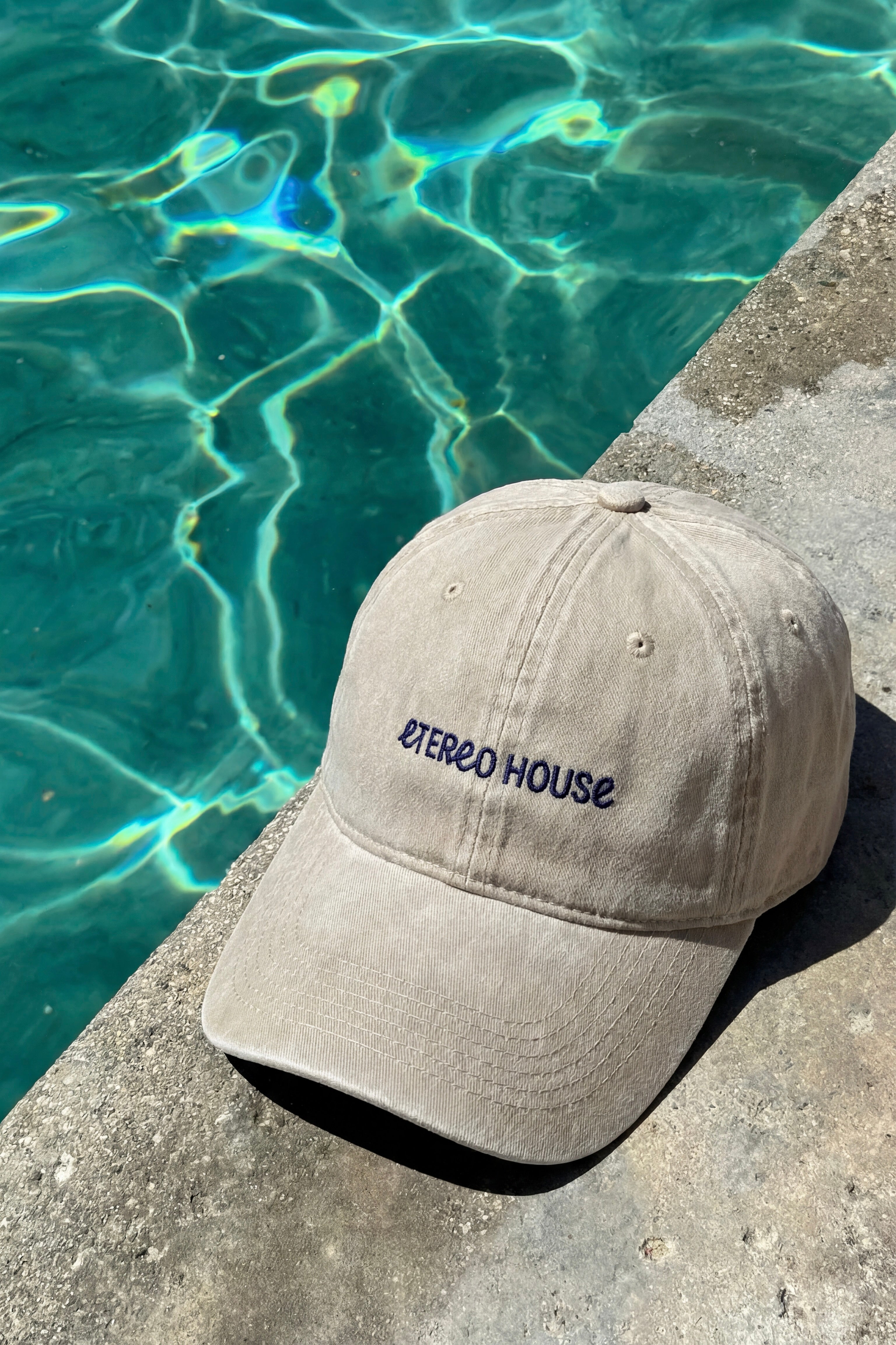 Gorra beix amb brodat en blau - producte vista des de dalt - Etereo House