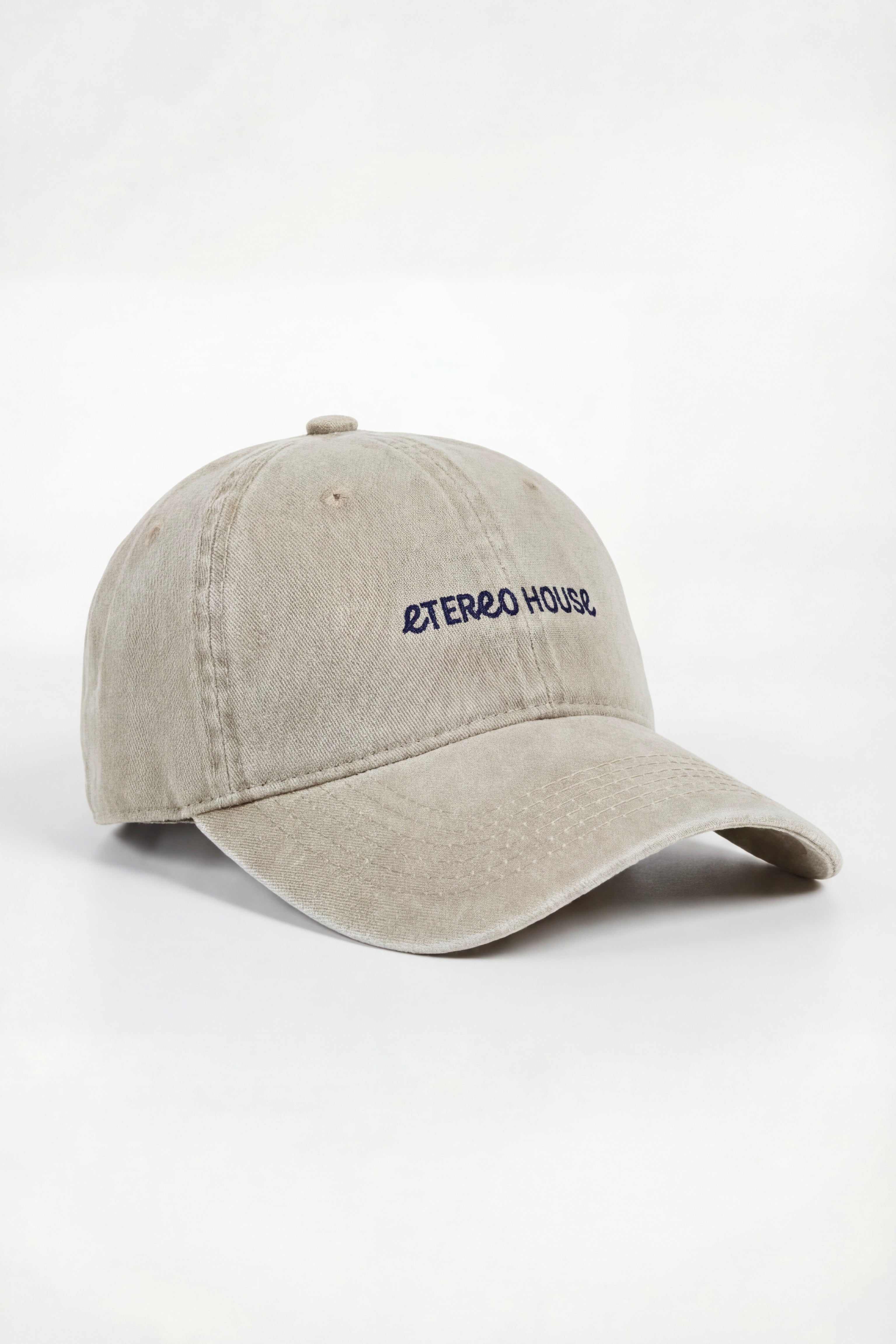 Gorra beix amb brodat en blau - producte vista frontal - Etereo House