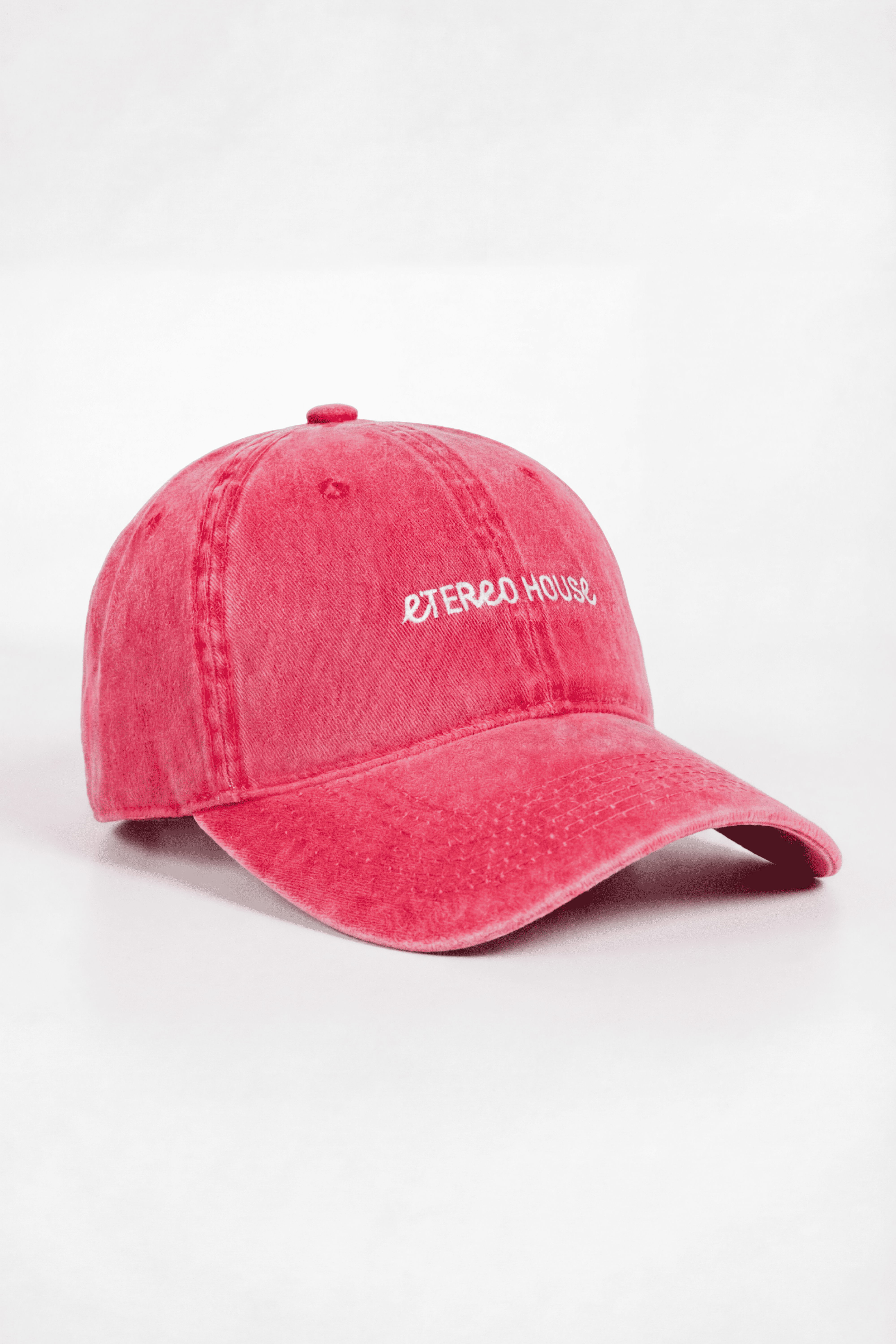 Gorra fucsia con bordado en blanco - producto vista frontal - Etereo House