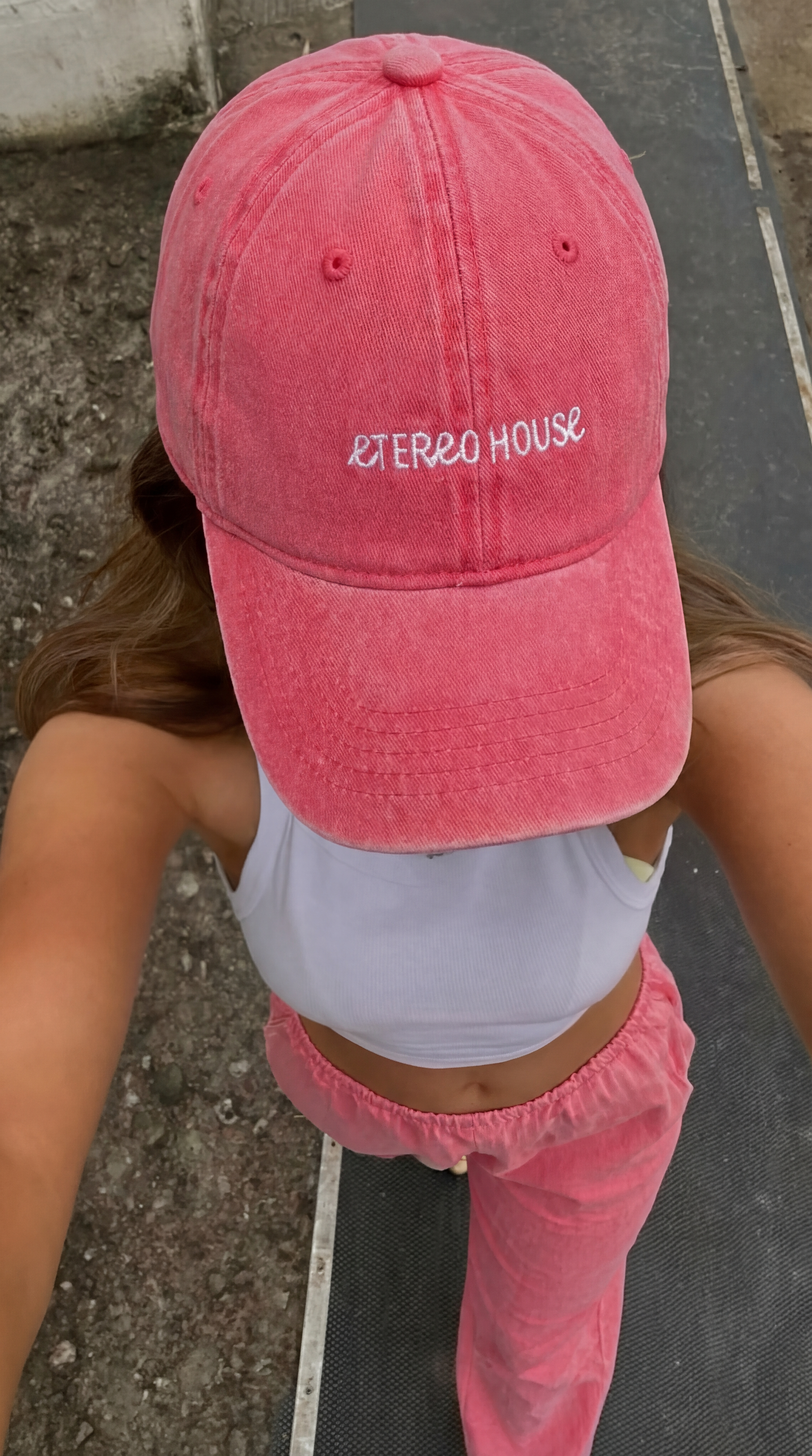 Gorra fucsia con bordado en blanco - selfie desde arriba - Etereo House